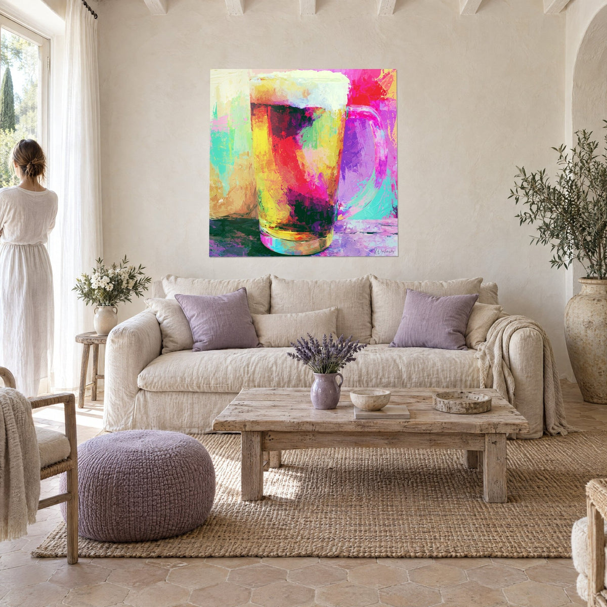 Tableau chope de bière mousseuse jaune et rose en touches de couteau, turquoise et violet, au-dessus d'un canapé dans un salon lumineux