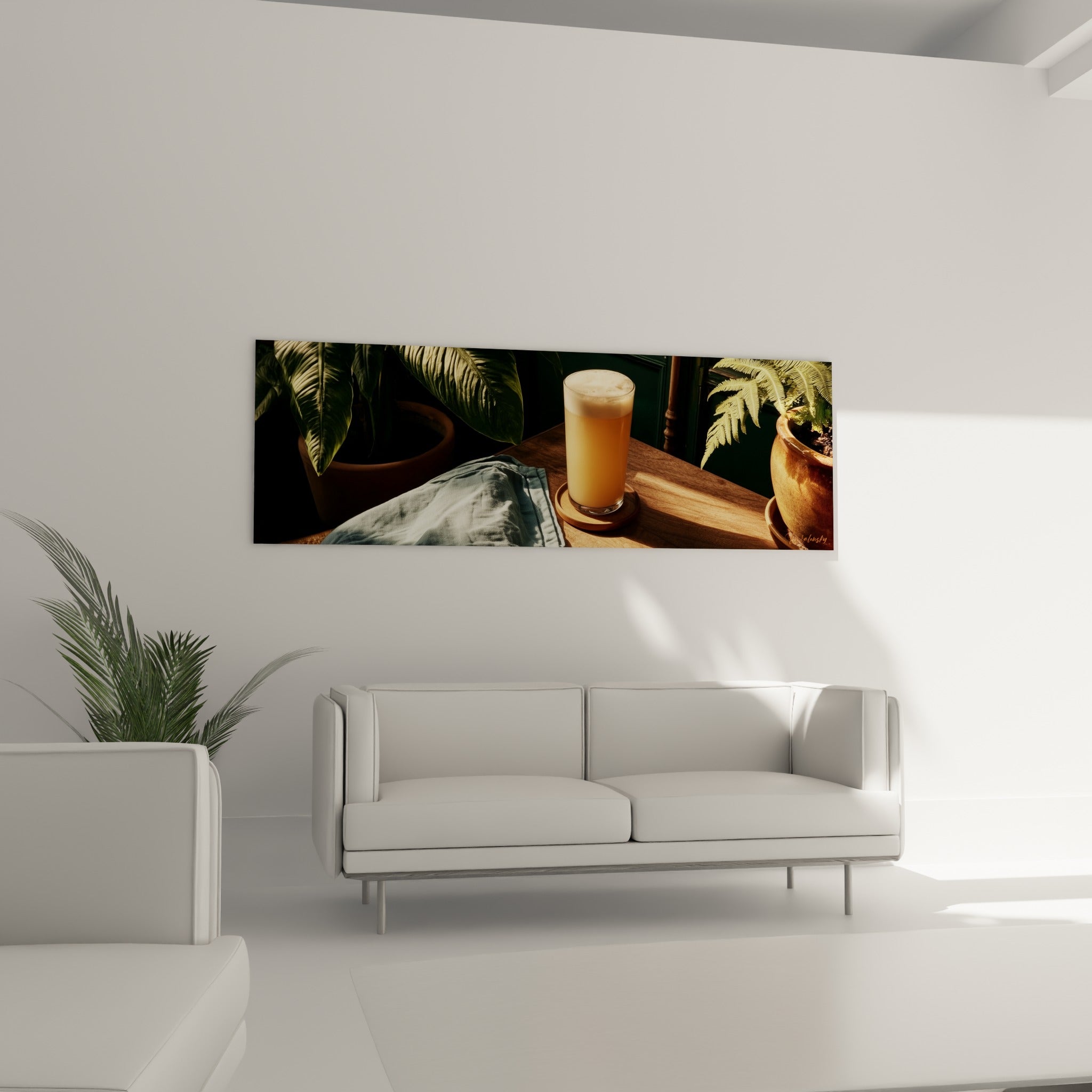 Bière ambrée sur sous-verre en bois, linge bleu pastel froissé, au-dessus d'un canapé dans un salon lumineux