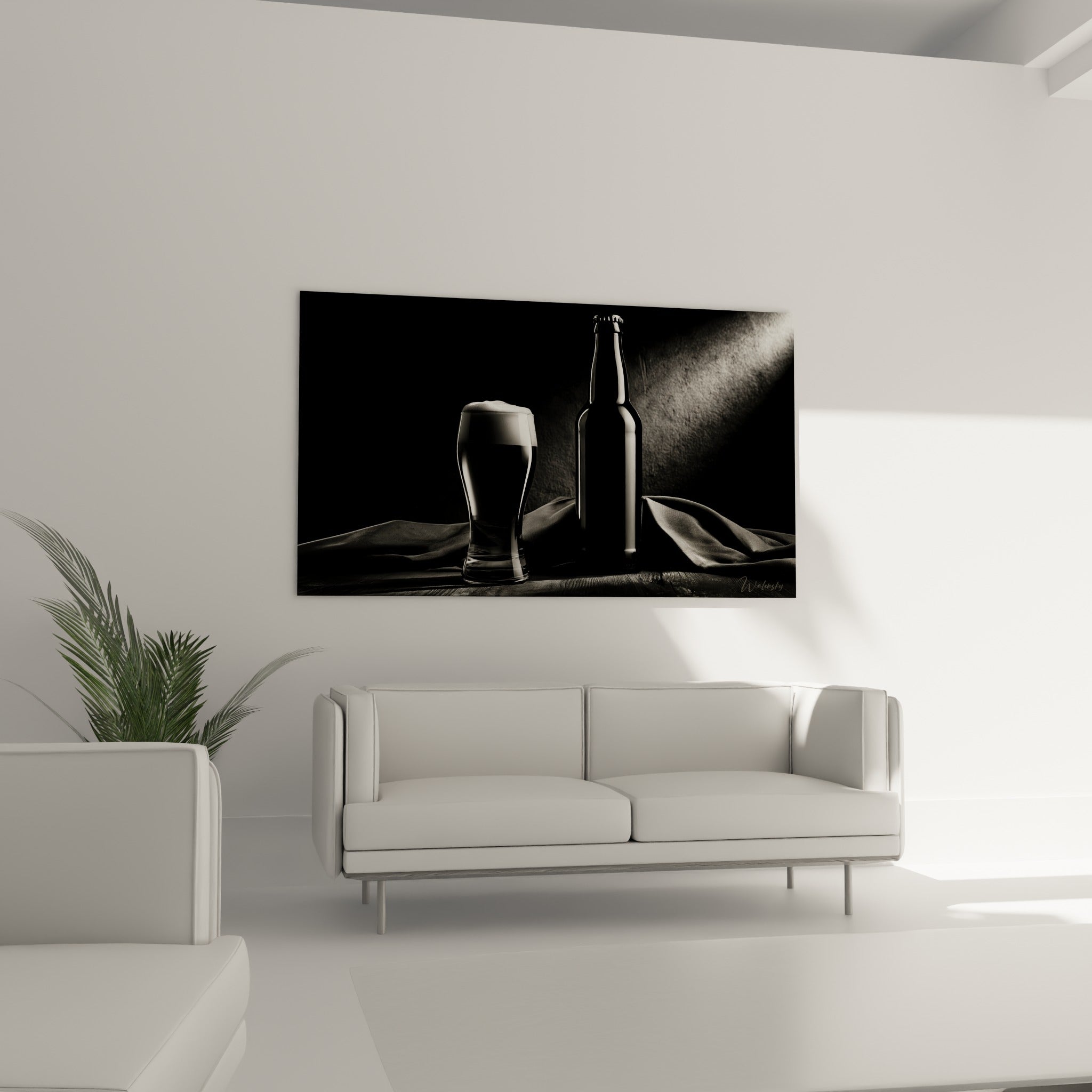 Nature morte bière en noir et blanc au-dessus d'un canapé dans un salon lumineux
