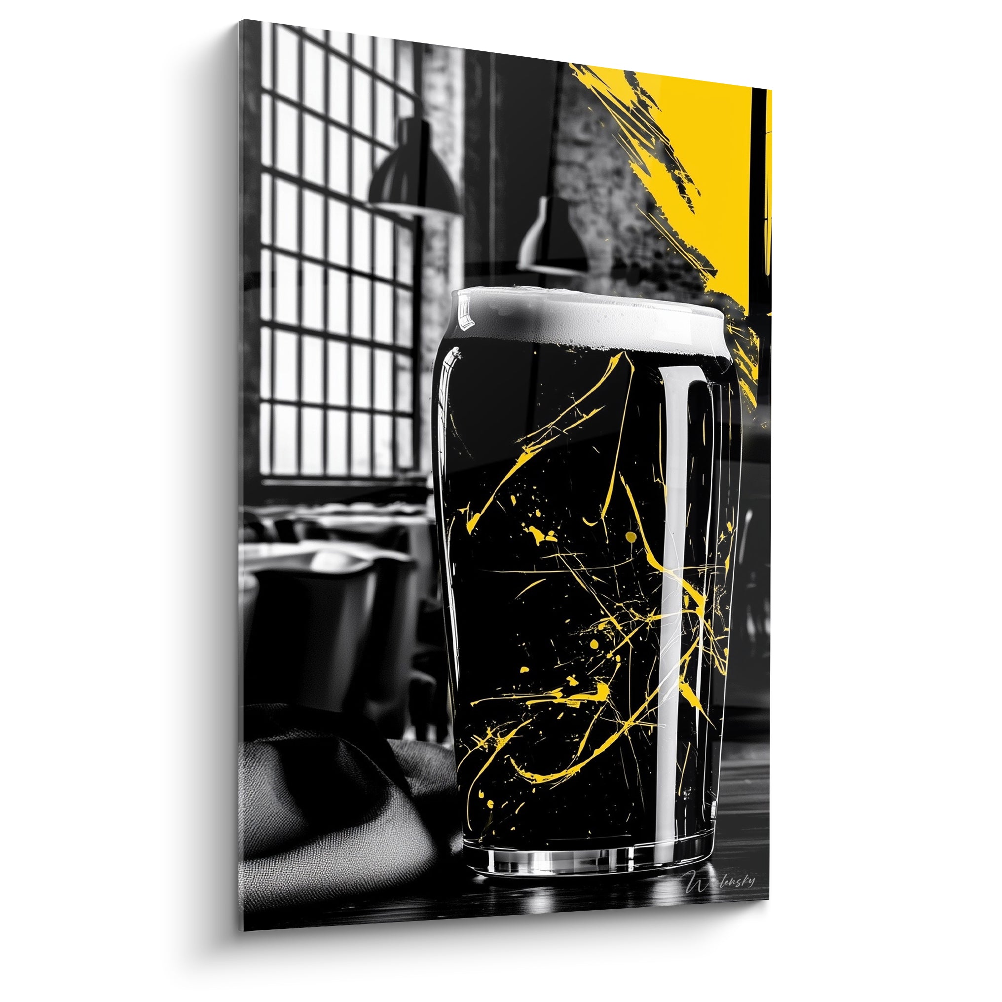 Verre de bière noir aux éclaboussures jaunes devant une fenêtre à carreaux monochrome