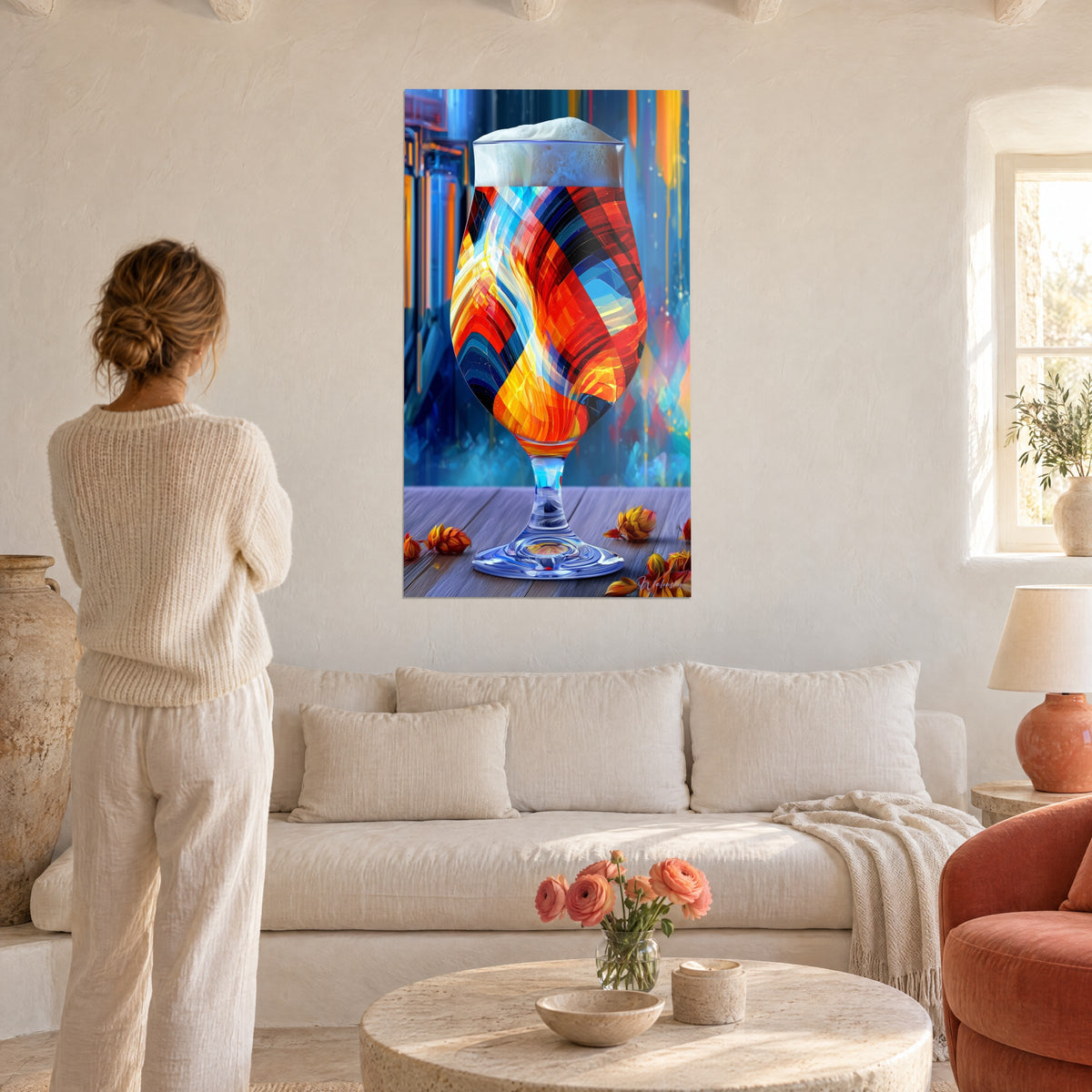 Cuadro jarra de cerveza en forma de tulipán con mosaico naranja y azul, espuma blanca, mujer de espaldas sobre un sofá en un salón luminoso