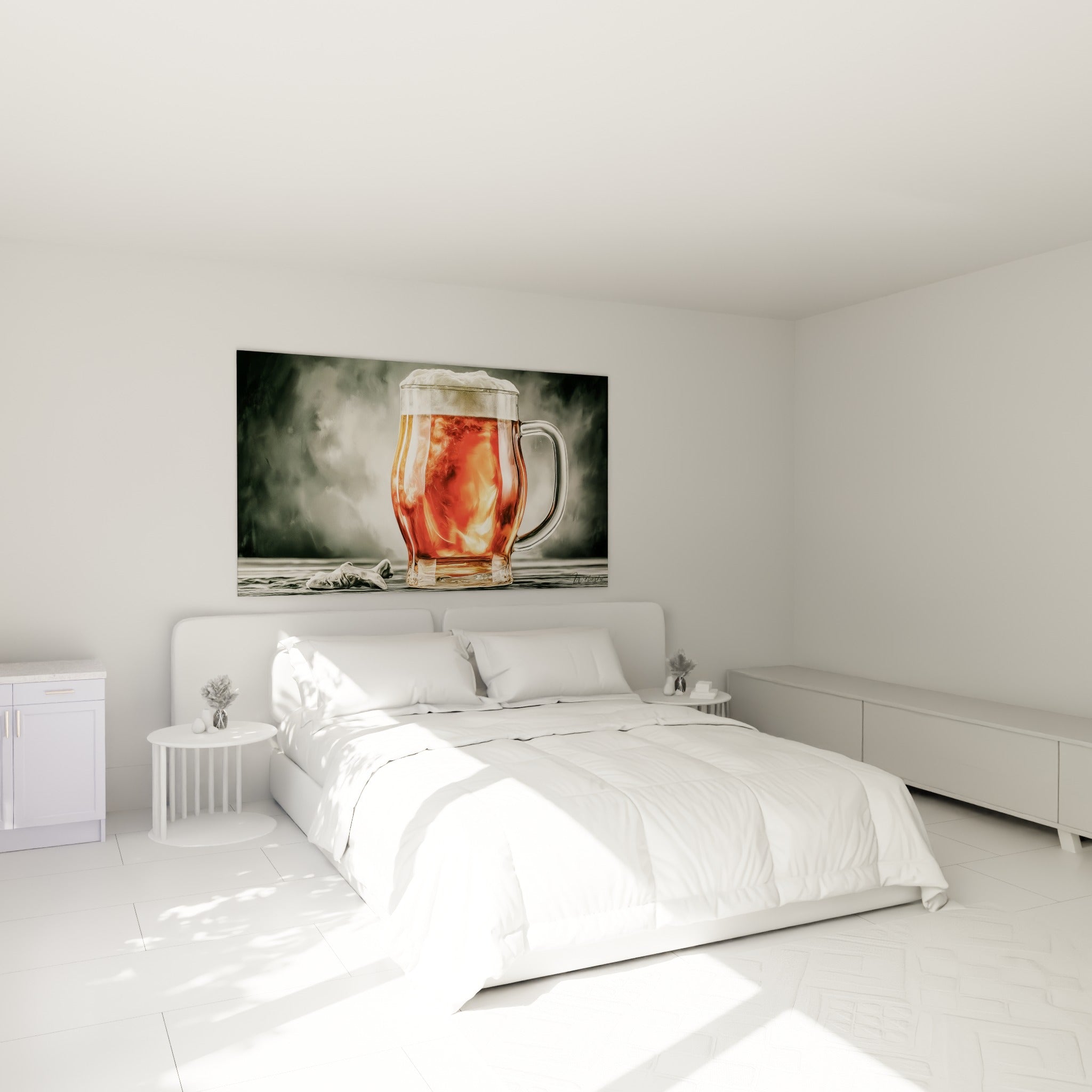 Bière ambrée aux reflets orangés et mousse épaisse, accrochée au-dessus d'un lit dans une chambre claire
