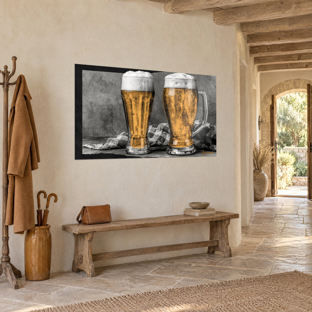 Tableau duo de verres à bière dorée coiffés d'écume crème, fond de béton gris, accroché dans un couloir de pierre claire