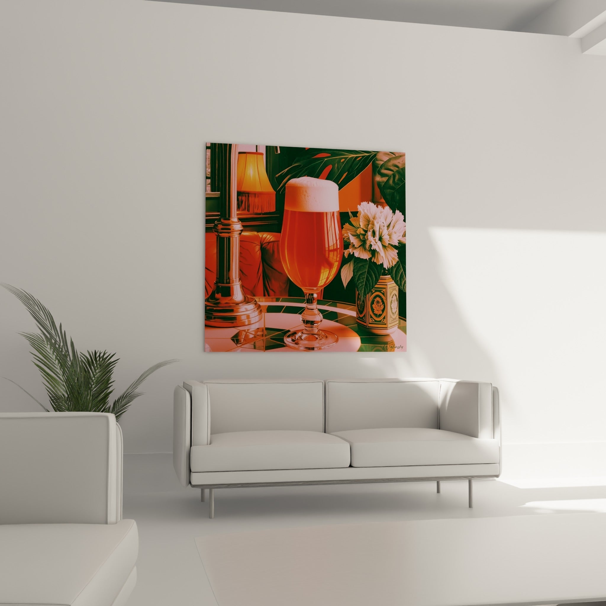 Verre mousseux à liquide orangé près d'un bouquet, au-dessus d'un canapé dans un salon lumineux