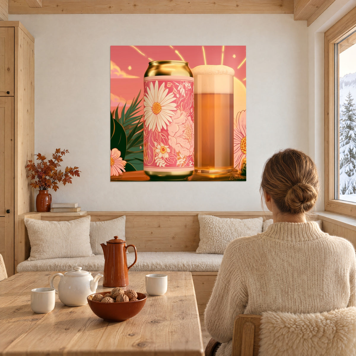 Cuadro flores de margarita rosa salmón y blancas sobre lata dorada, jarra de cerveza ámbar y follaje verde, pared blanca de un chalet nevado