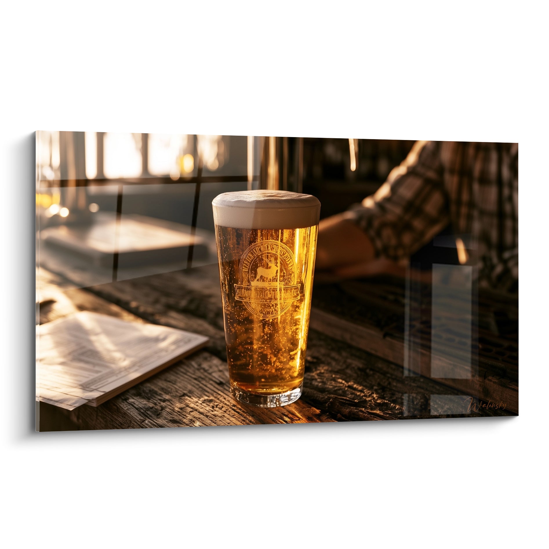 Verre de bière doré à la mousse blanche posé sur une table en bois brun patiné