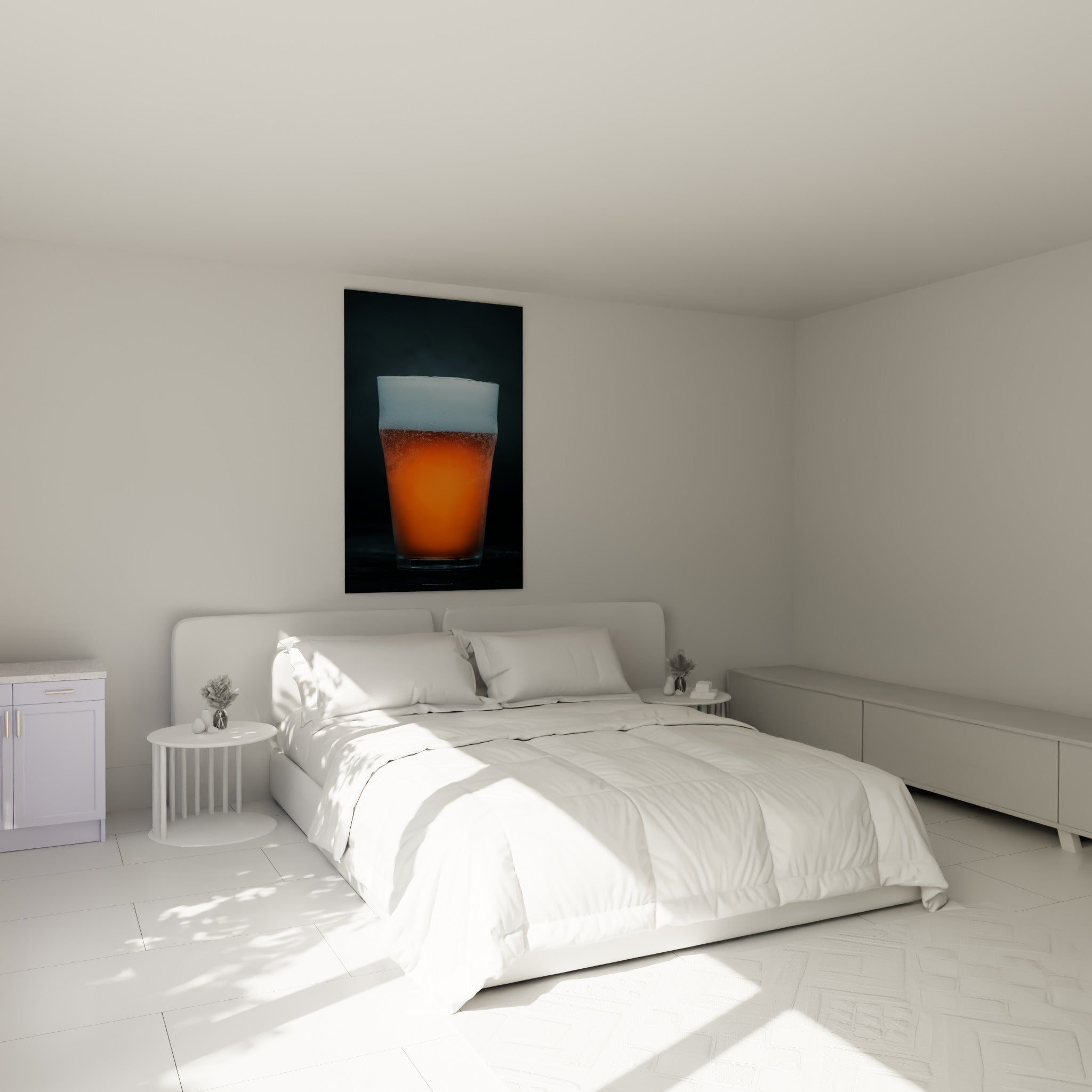 Pinte ambrée et mousse crémeuse au-dessus d'un lit dans une chambre claire
