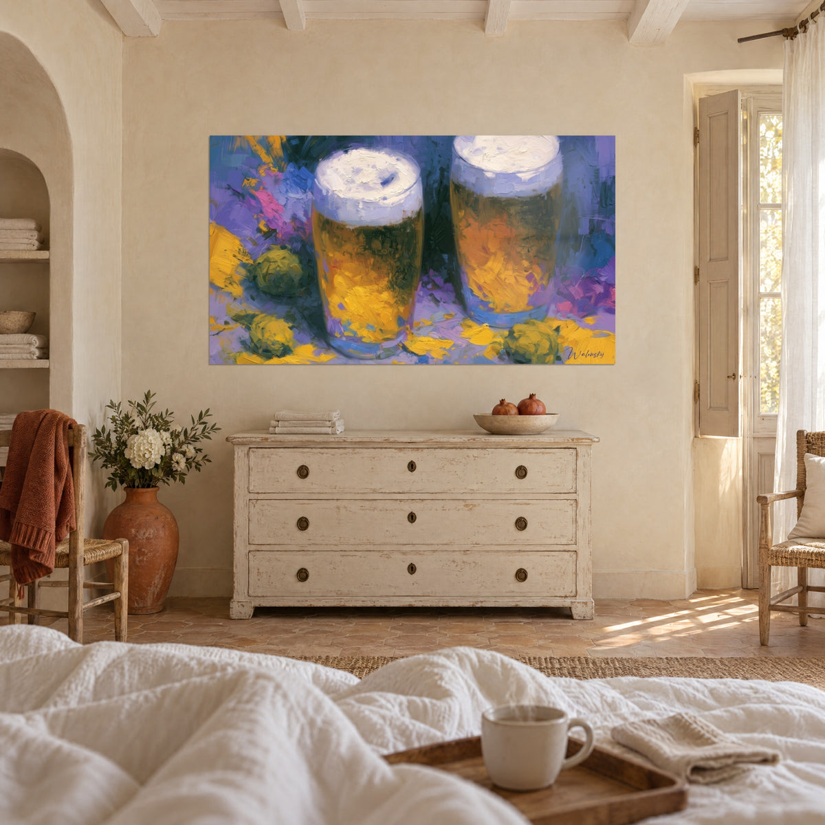 Schilderij tweeluik van schuimende pinten in oker- en lavendeltinten, boven een bed in een lichte slaapkamer