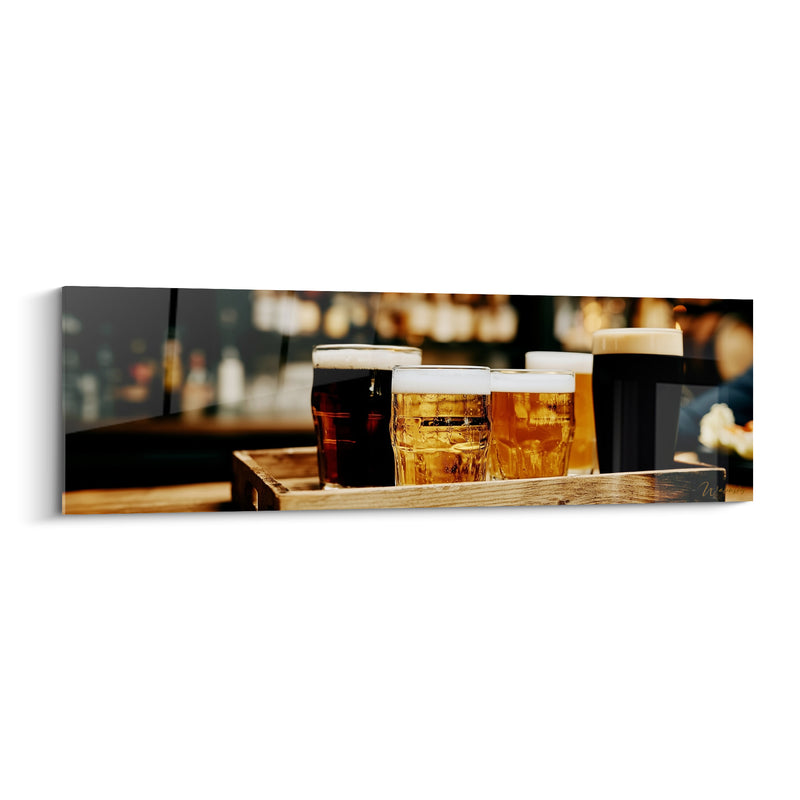 Tableau Verres ambrés et bruns sur plateau en bois - Dégustation au comptoir - Edition Bière