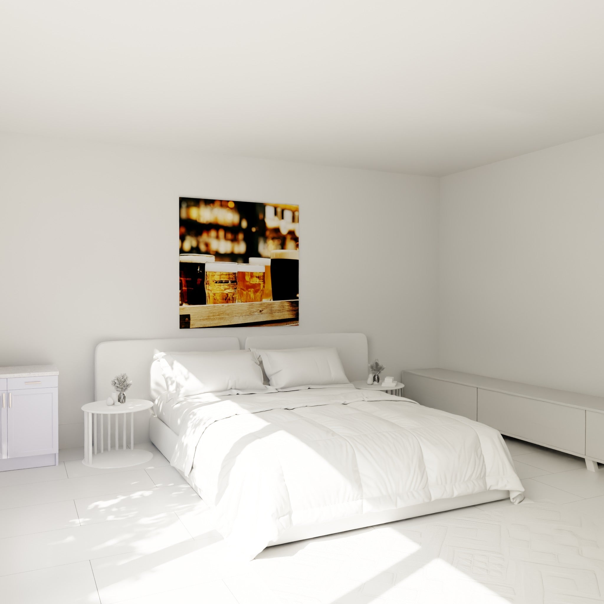 Verres de bière dorée et brune surmontés de mousse blanche, au-dessus d'un lit dans une chambre claire