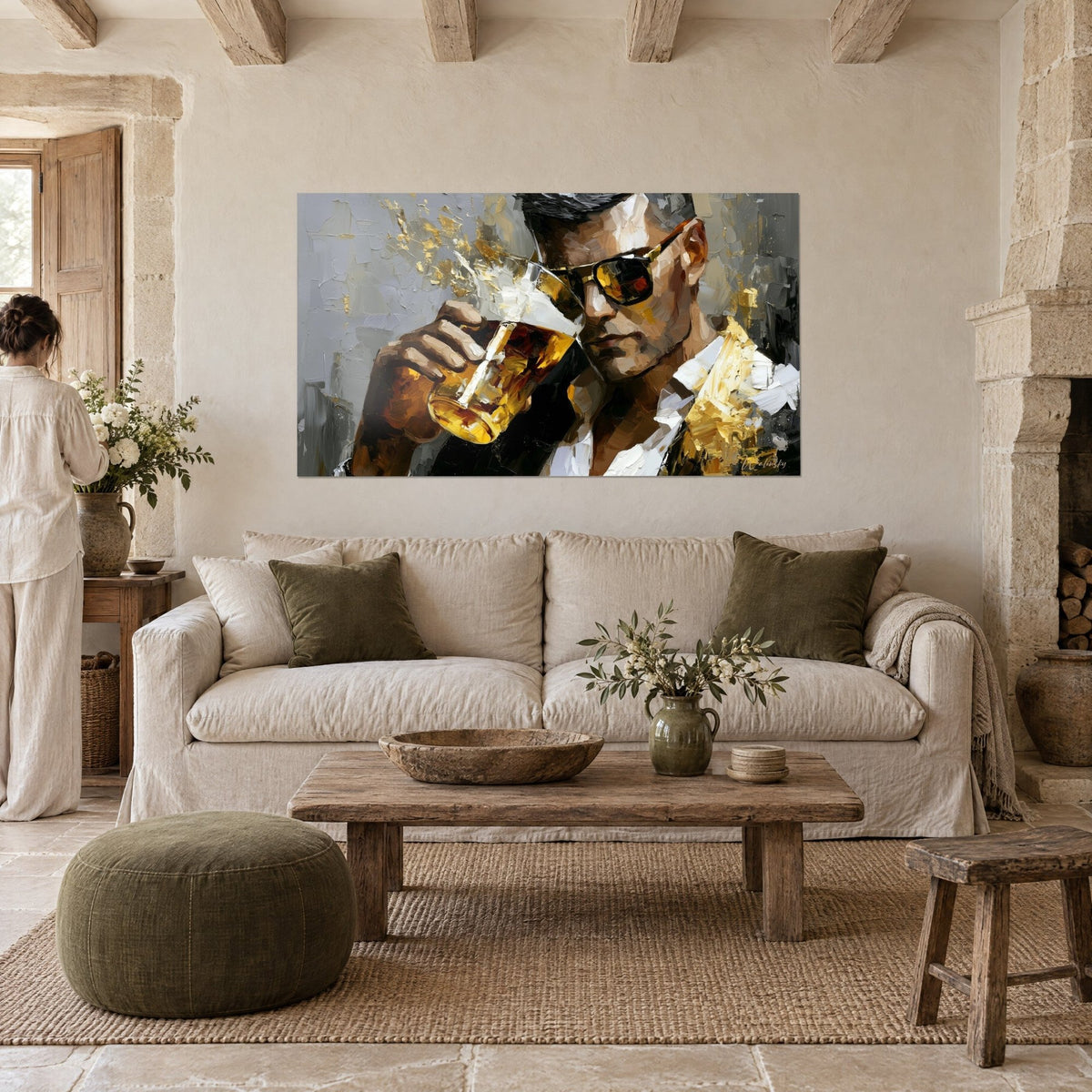 Πίνακας άνδρας με καθρεφτίνα γυαλιά που σηκώνει το ποτήρι του με κεχριμπαρένια μπύρα, λευκό και χρυσό πουκάμισο, πάνω από καναπέ σε φωτεινό σαλόνι