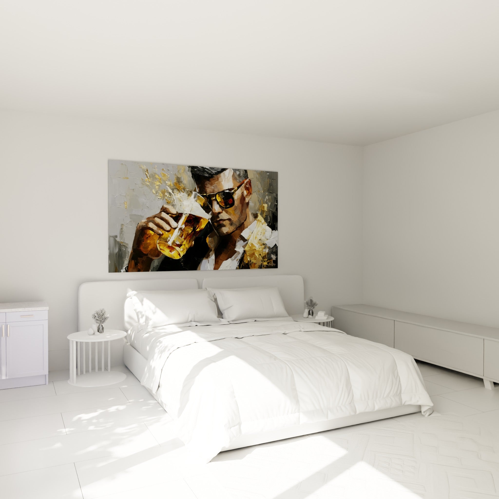 Portrait d'homme sirotant une bière ambrée, touches dorées et grises, au-dessus d'un lit dans une chambre claire
