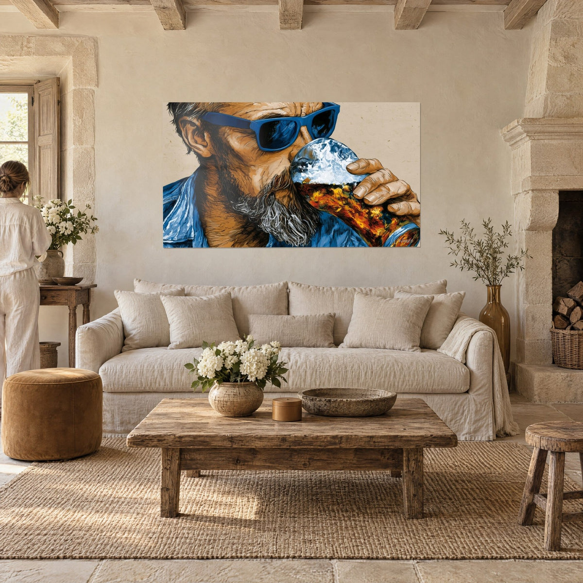 Gemälde Porträt eines bärtigen Biertrinkers mit blauer Brille, Jeanshemd und bernsteinfarbenem Glas, über einem Sofa in einem hellen Wohnzimmer