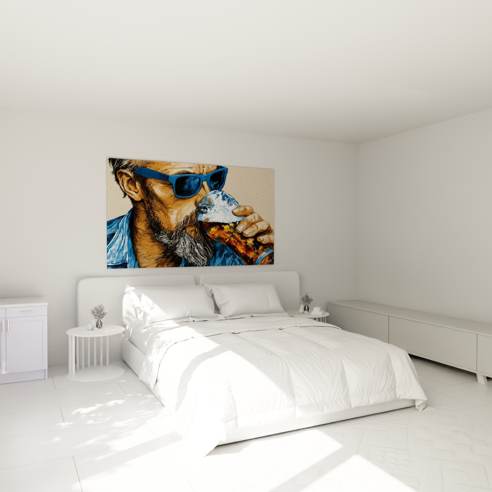 Portrait d'un homme barbu savourant sa bière ambrée, au-dessus d'un lit dans une chambre claire