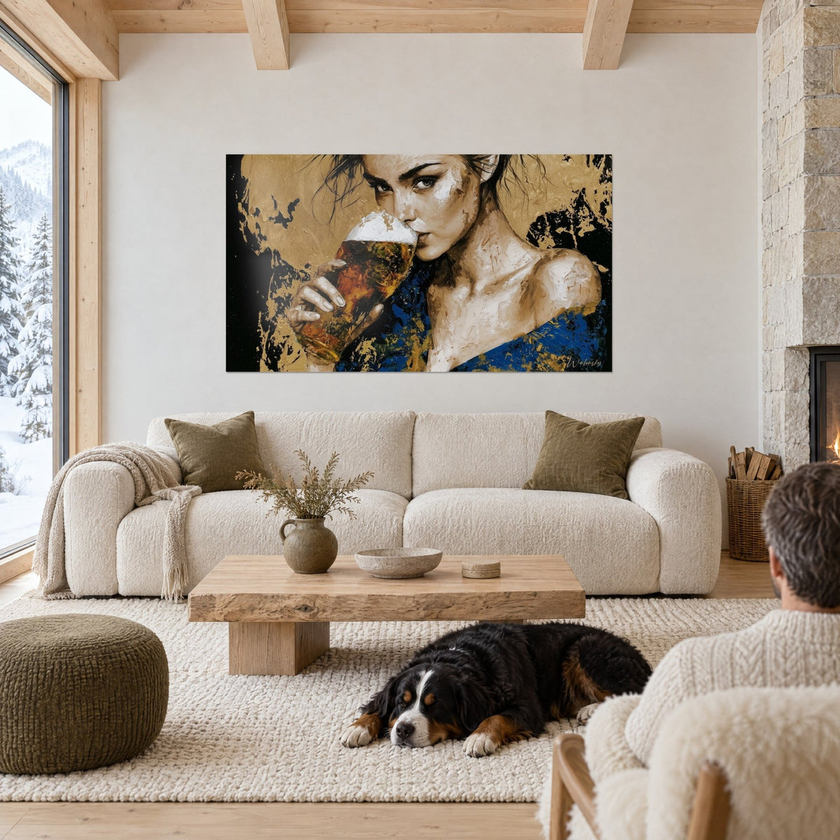 Quadro di una giovane bruna che porta un boccale di birra alle labbra, sfondo oro e blu cobalto, sopra un divano in un soggiorno luminoso