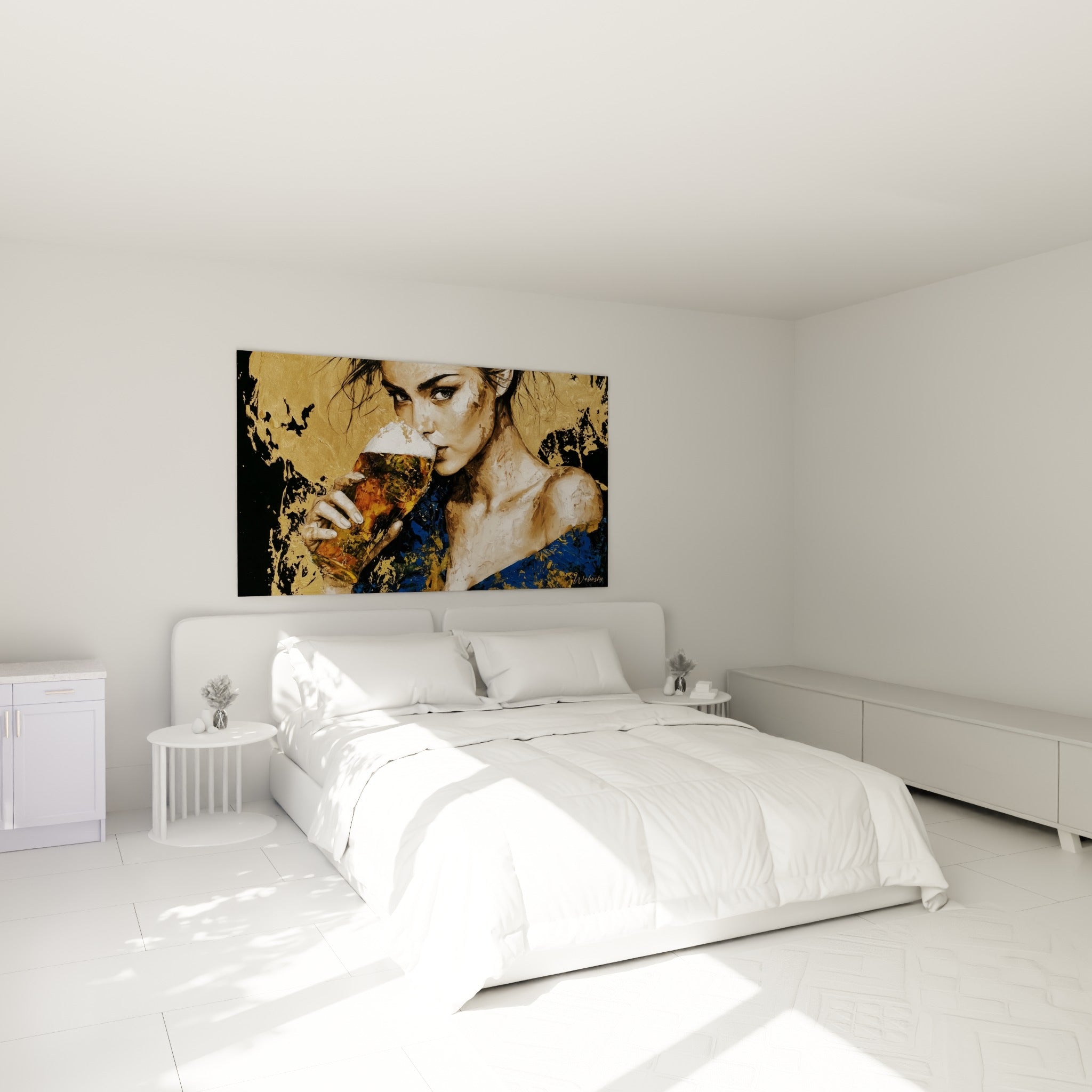 Portrait doré d'une femme buvant, épaule bleu marine, au-dessus d'un lit dans une chambre claire