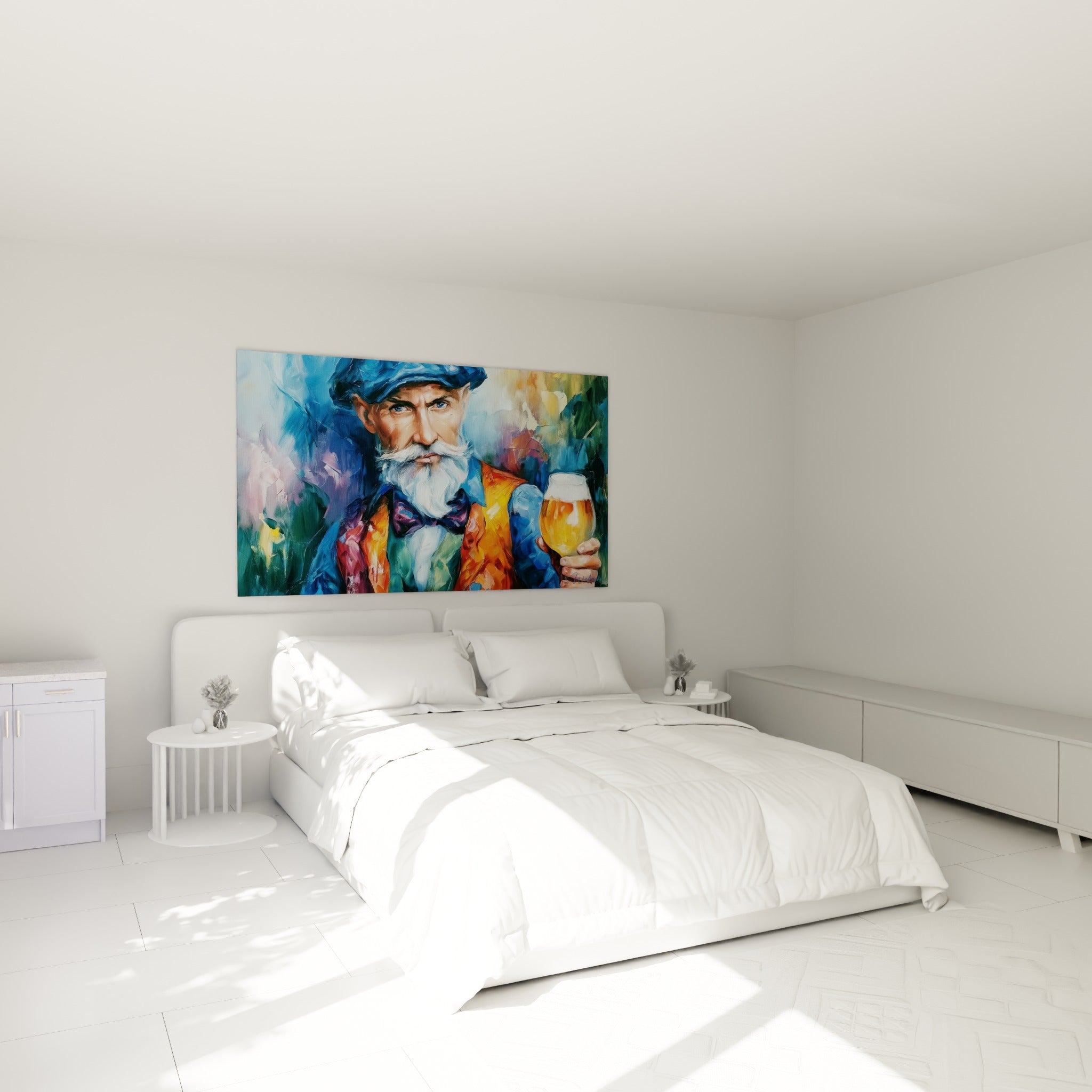 Vieillard barbu à casquette bleue et verre doré, accroché au-dessus d'un lit dans une chambre claire