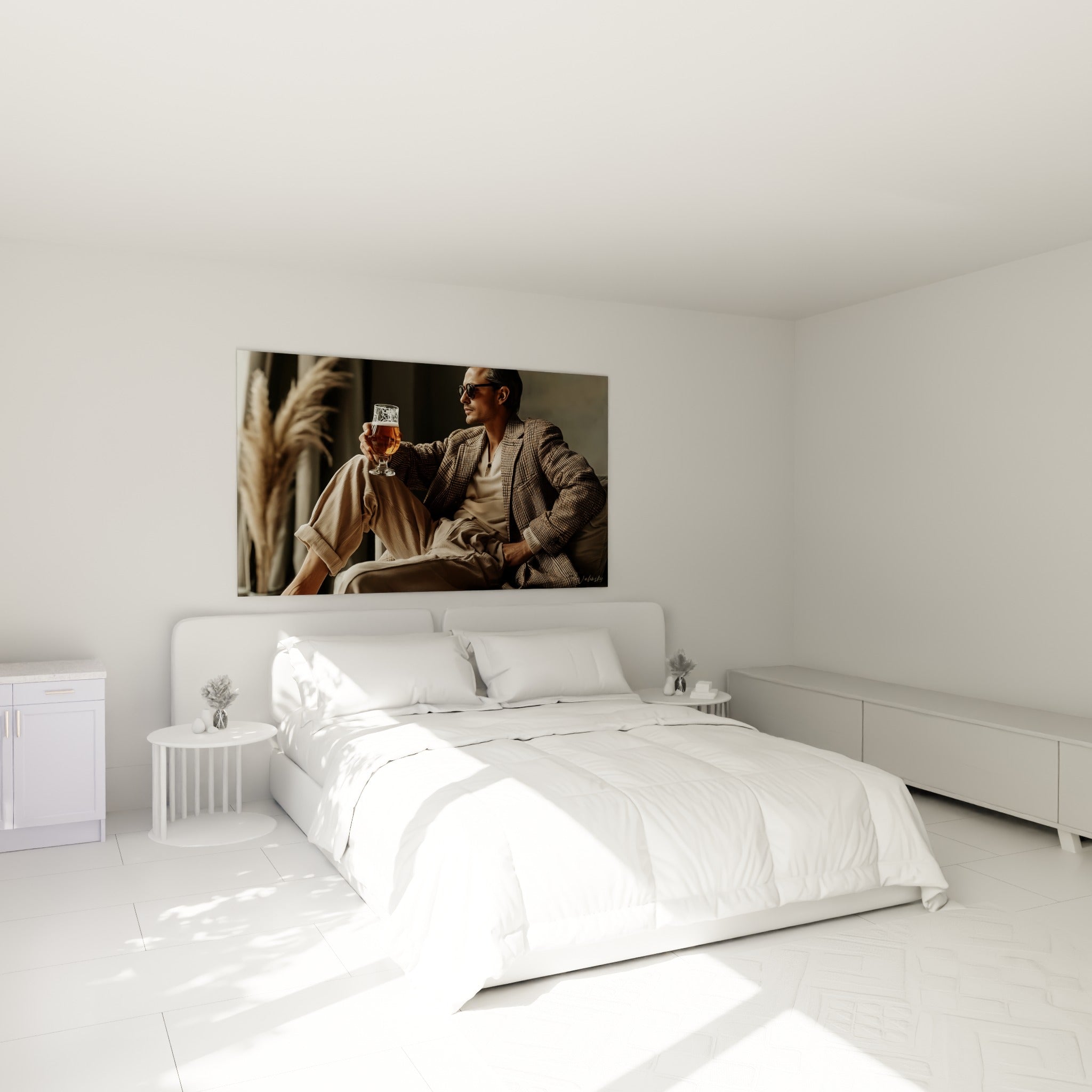 Personnage assis en tenue beige et brun savourant un verre, accroché au-dessus d'un lit dans une chambre claire