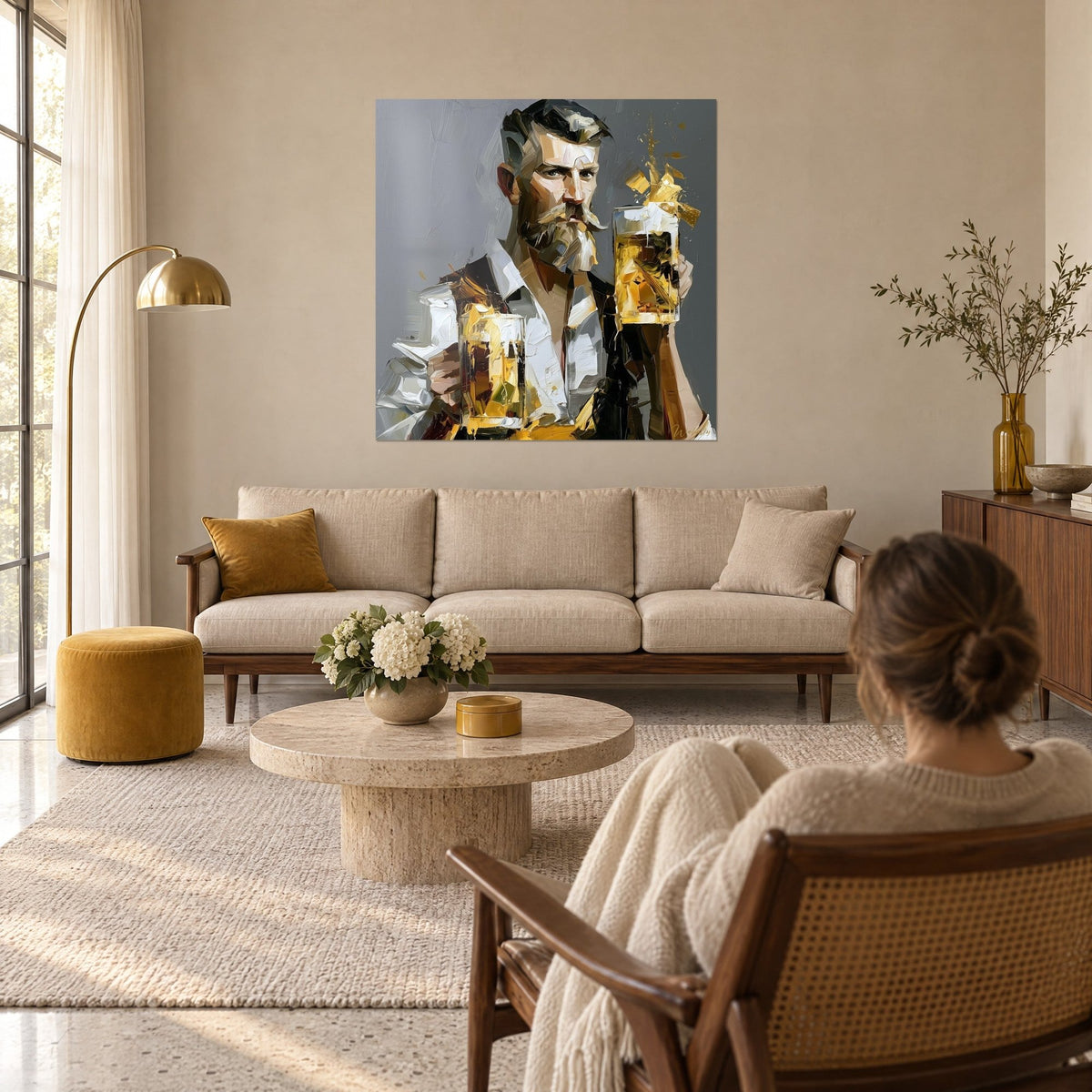 Gemälde eines bärtigen Biertrinkers mit Schnauzer, der einen goldenen Bierkrug hält, grauer Hintergrund mit Goldakzenten, über einem Sofa in einem hellen Wohnzimmer