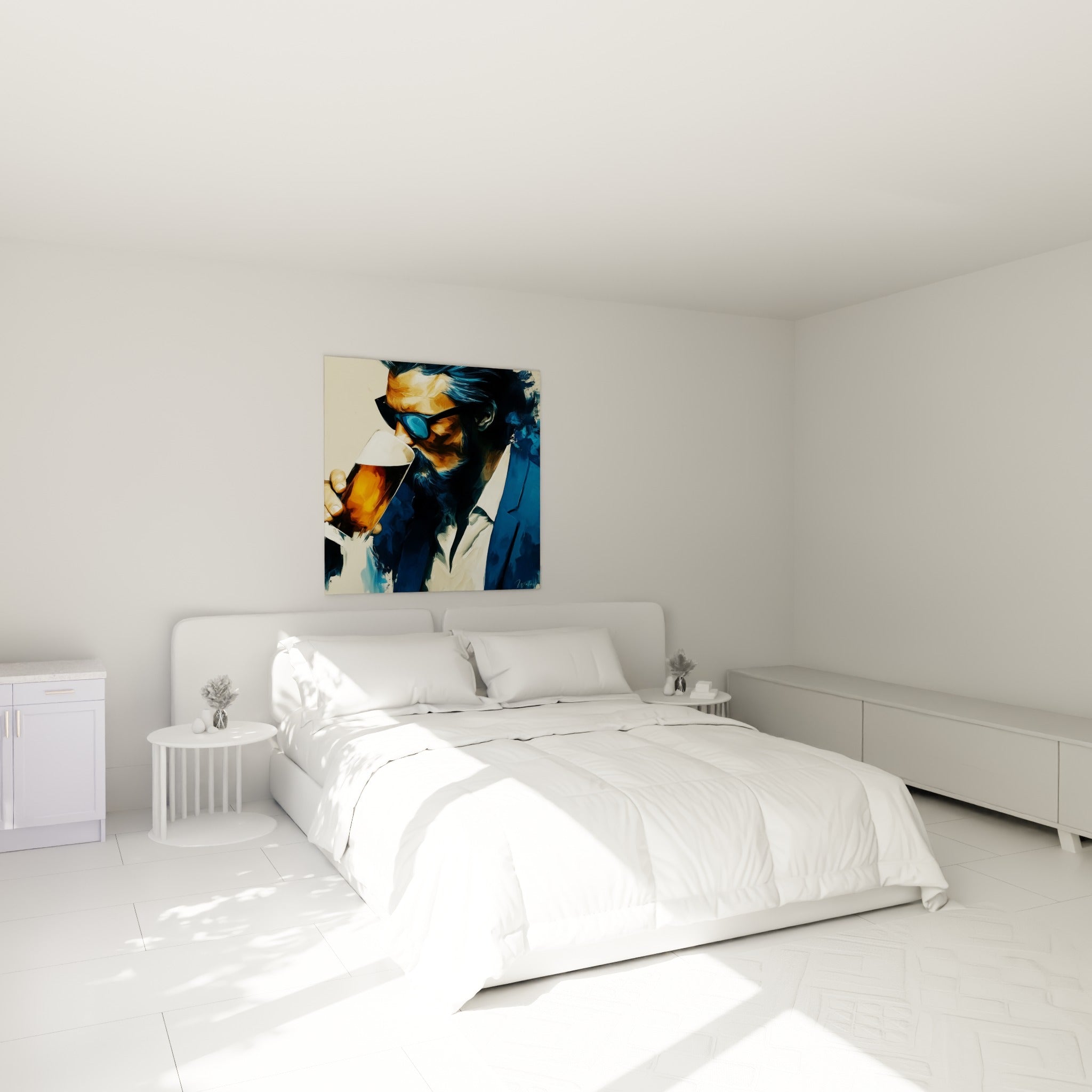 Personnage en costume bleu marine sirotant une bière ambrée, tableau accroché au-dessus d'un lit dans une chambre claire