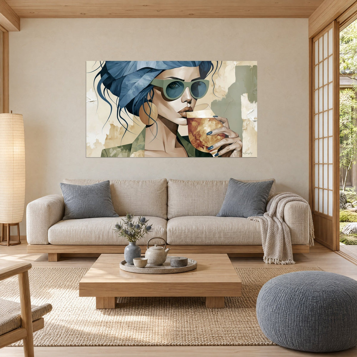 Quadro donna con turbante blu che assapora una birra ambrata, occhiali verde salvia, riccio dorato, sopra un divano in un soggiorno luminoso