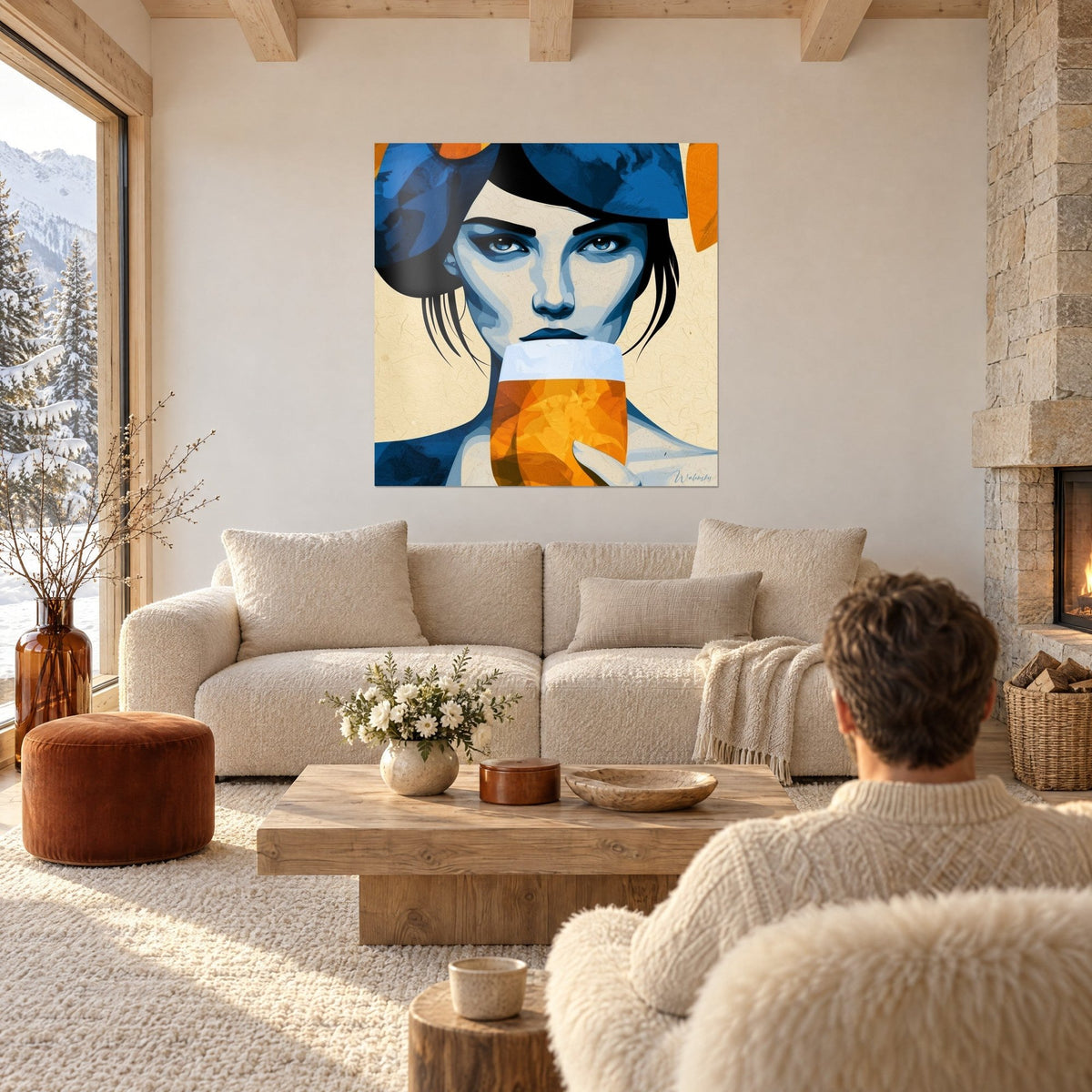 Cuadro retrato estilizado de una mujer con boina azul, vaso de cerveza ámbar con espuma blanca, encima de un sofá en un salón luminoso