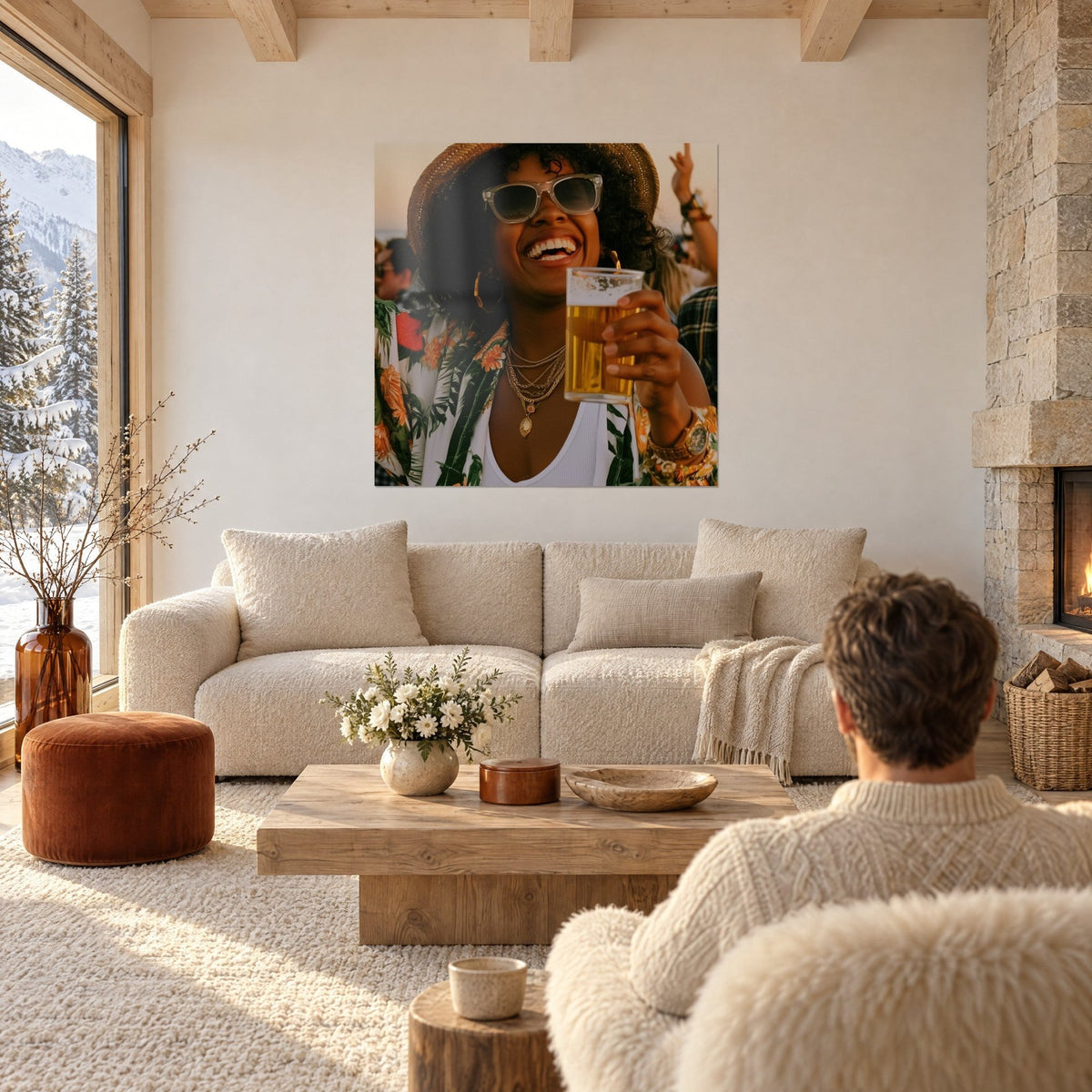 Quadro di una donna sorridente con cappello di paglia che tiene un boccale di birra dorata, camicia verde e arancione, sopra un divano in un soggiorno luminoso