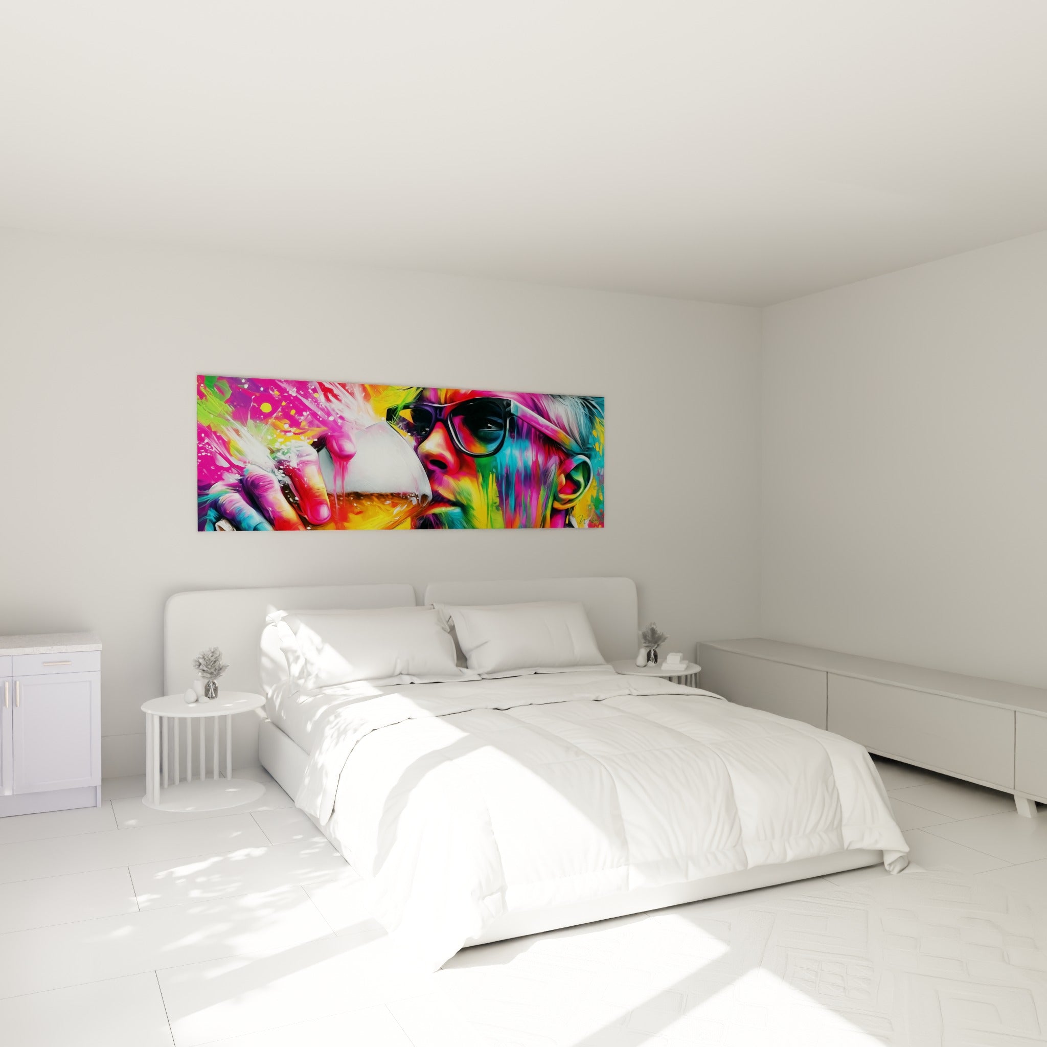 Buveur pop art aux teintes violettes et jaunes, chope ambrée à la main, au-dessus d'un lit dans une chambre claire