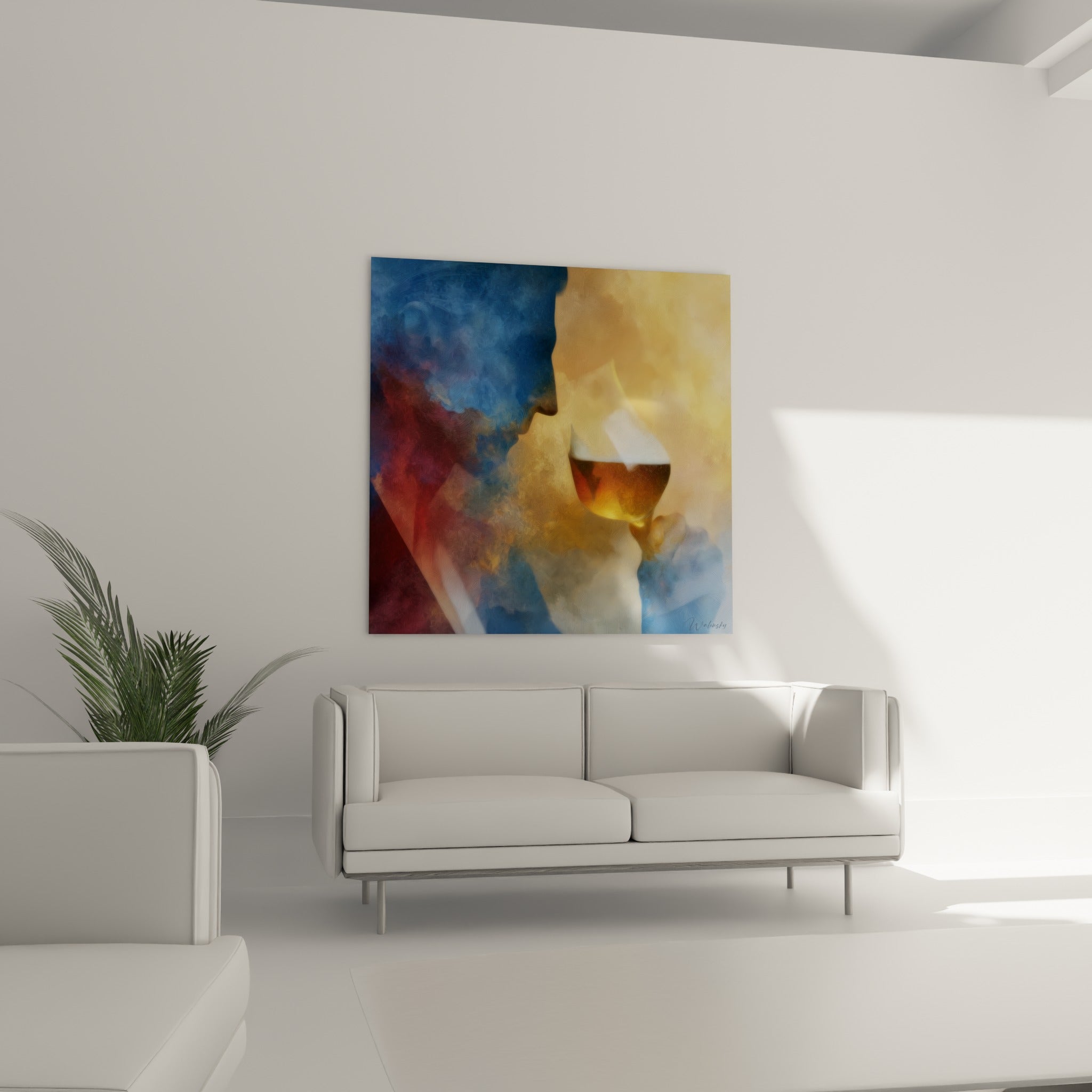 Composition dorée et bleu marine suspendue au-dessus d'un canapé dans un salon lumineux