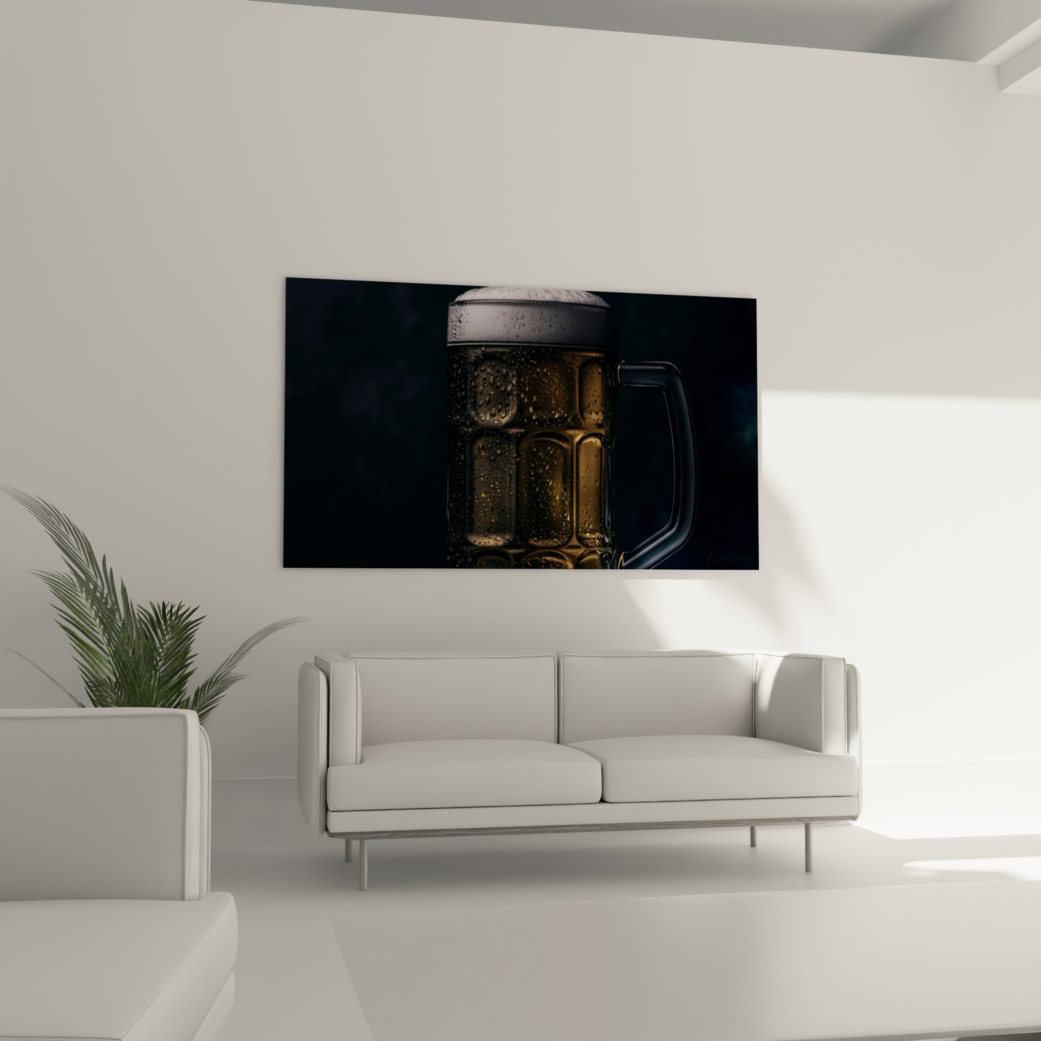 Reflets ambrés et gouttes de condensation sur une chope anthracite, œuvre suspendue au-dessus d'un canapé dans un salon lumineux