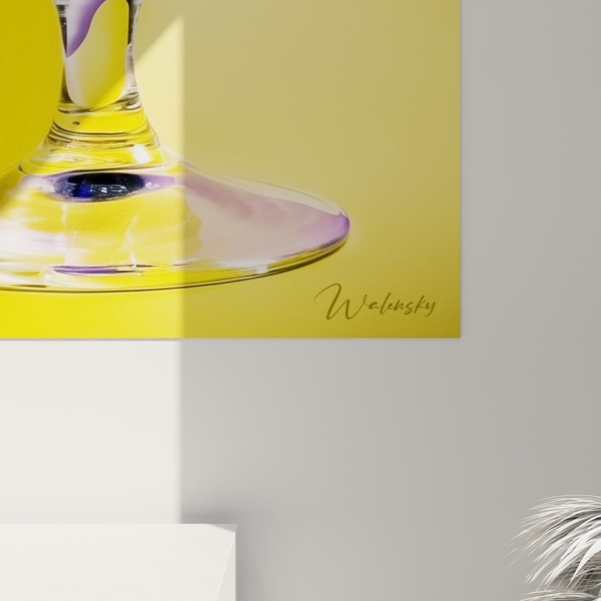 Reflets fuchsia et jaune se mêlant dans la mousse anthracite du verre, grain d'impression visible