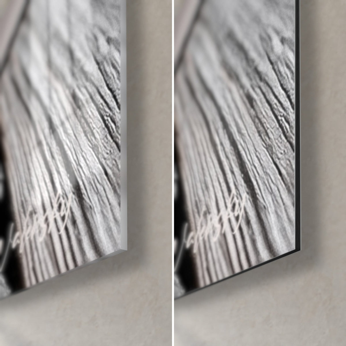 Tableau stout noir en verre, coin bas droit : acrylique brillant reflétant la lumière à gauche, Dibond gris mat à droite, tranche fine