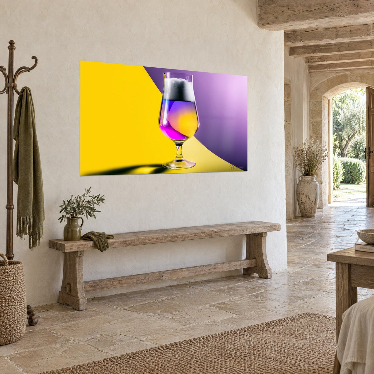 Gemälde elegante Bierkrug mit violettem Getränk, cremiger Schaum, zitronengelbe und malvenfarbene schräge Fläche, Holzbank, Steinwand