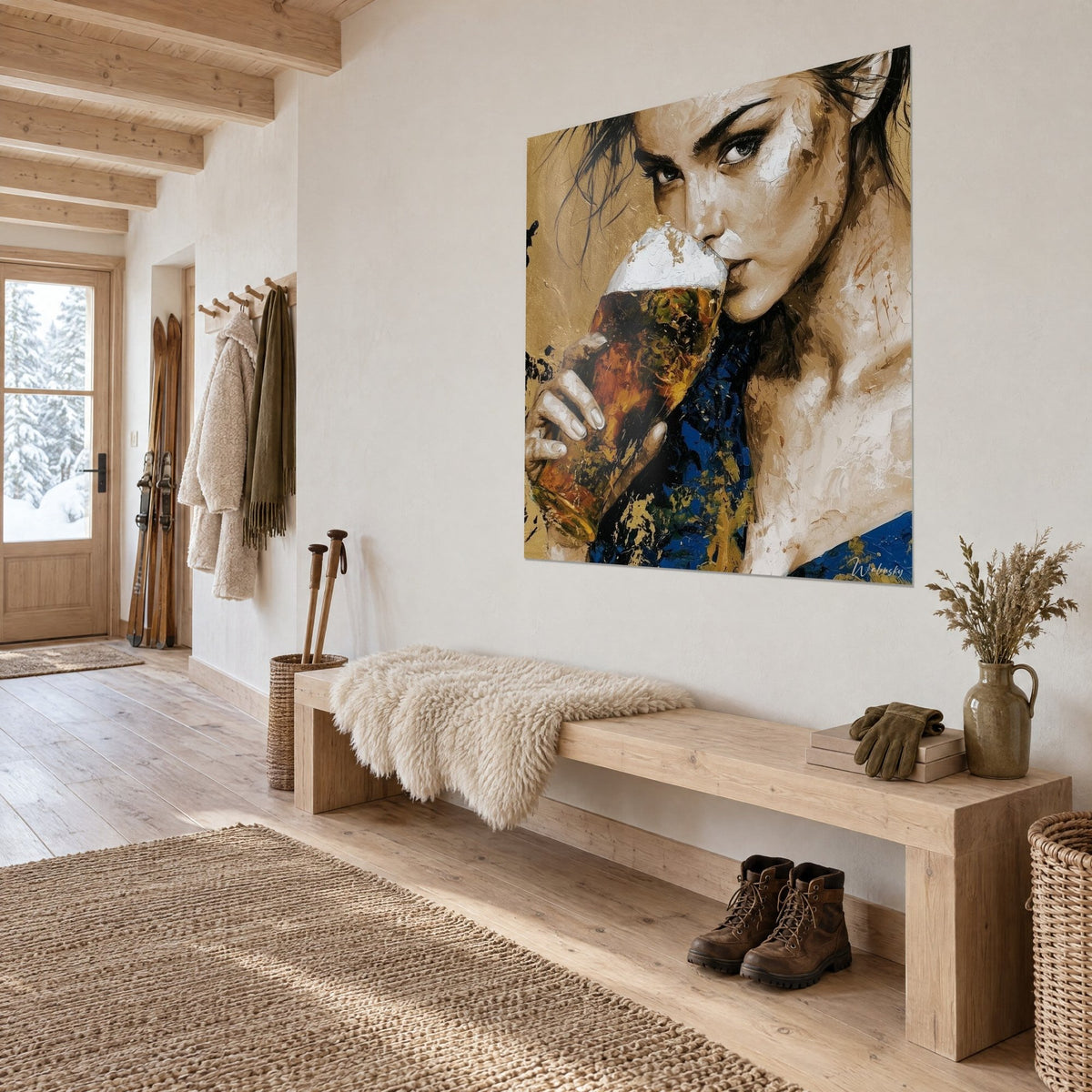 Quadro ritratto di una bevitrice di birra dallo sguardo intenso, fondo oro patinato, maglione blu notte, di fronte a una panca in legno chiaro nell'ingresso di uno chalet