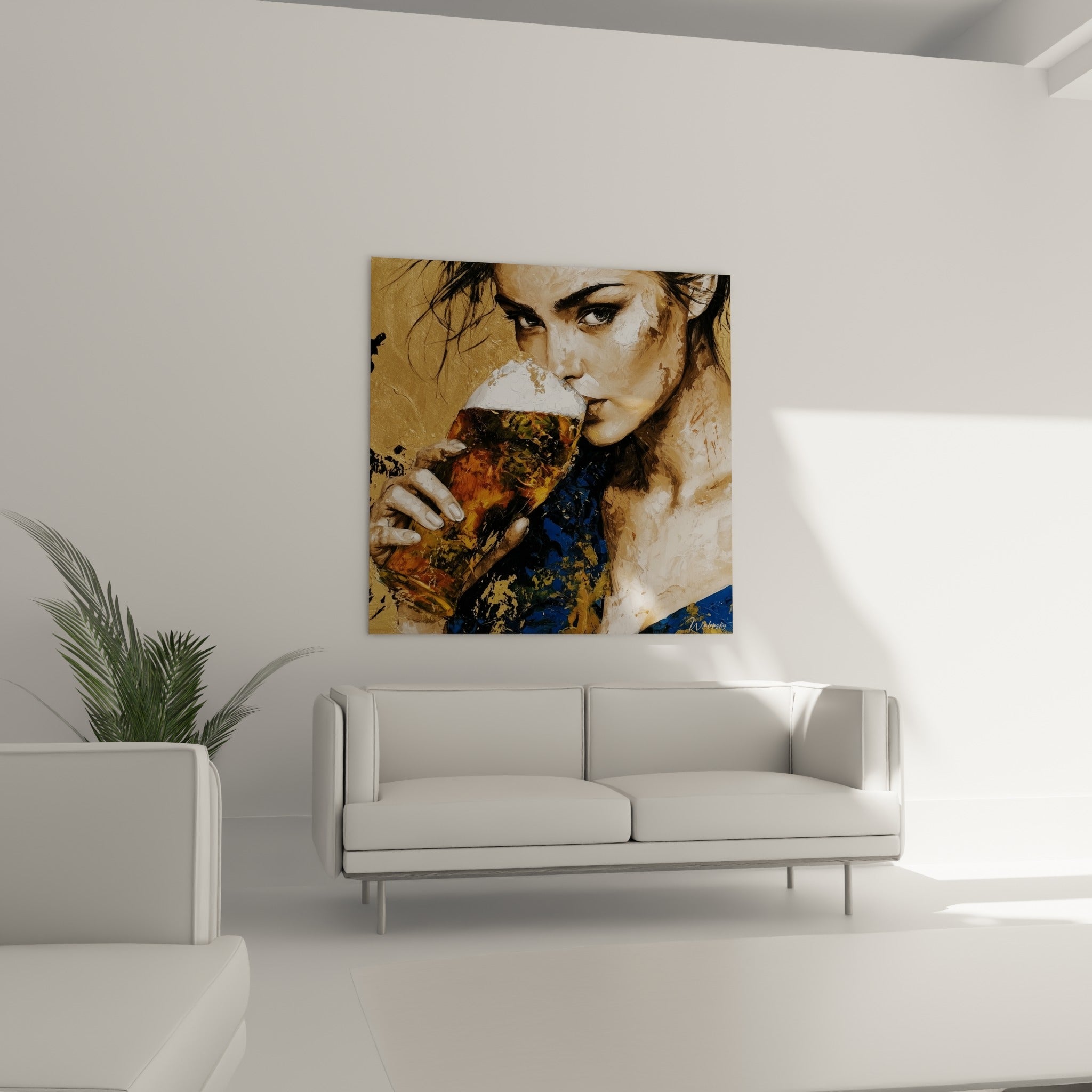 Regard intense d'une femme buvant sa bière dorée et bleu marine, au-dessus d'un canapé dans un salon lumineux