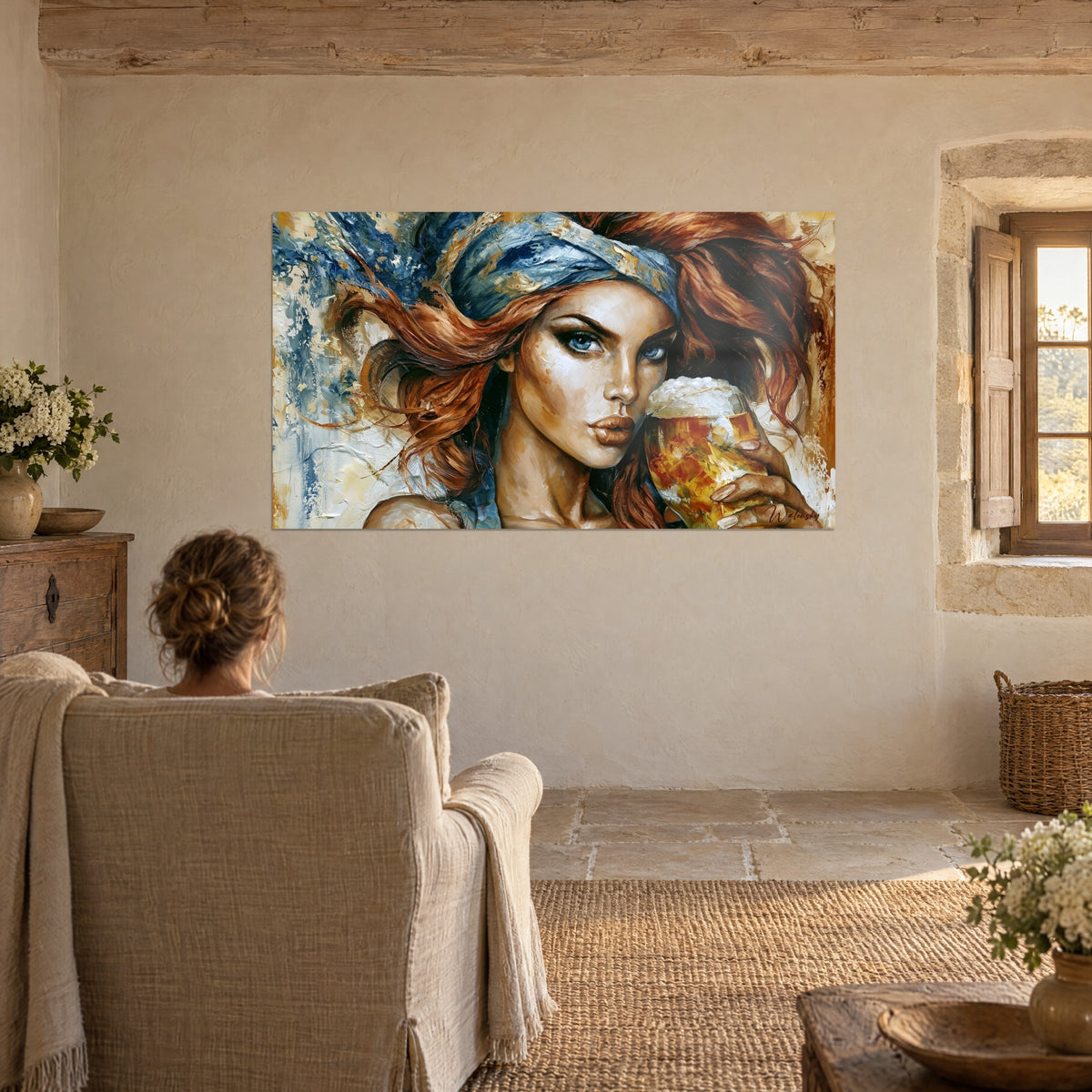 Cuadro rostro de tono cobrizo con cinta azul, mirada zafiro, espuma cremosa sobre vidrio ámbar, sillón beige frente a la ventana