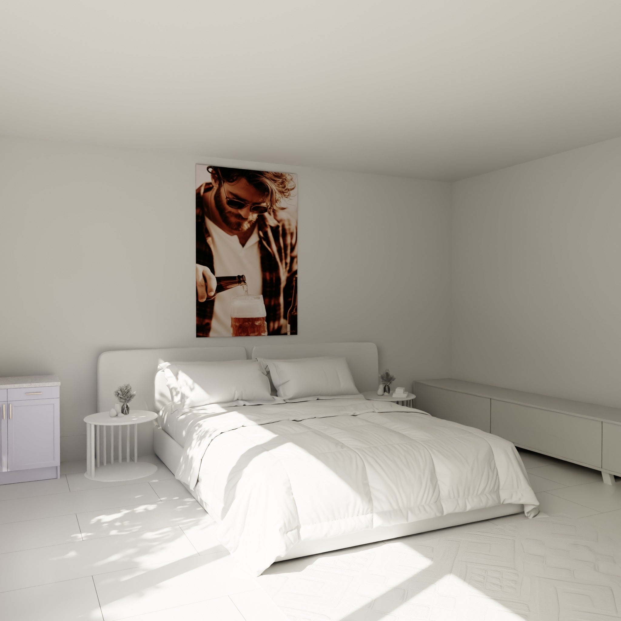 Barbu aux lunettes fumées servant une bière dorée, tableau sépia au-dessus d'un lit dans une chambre claire