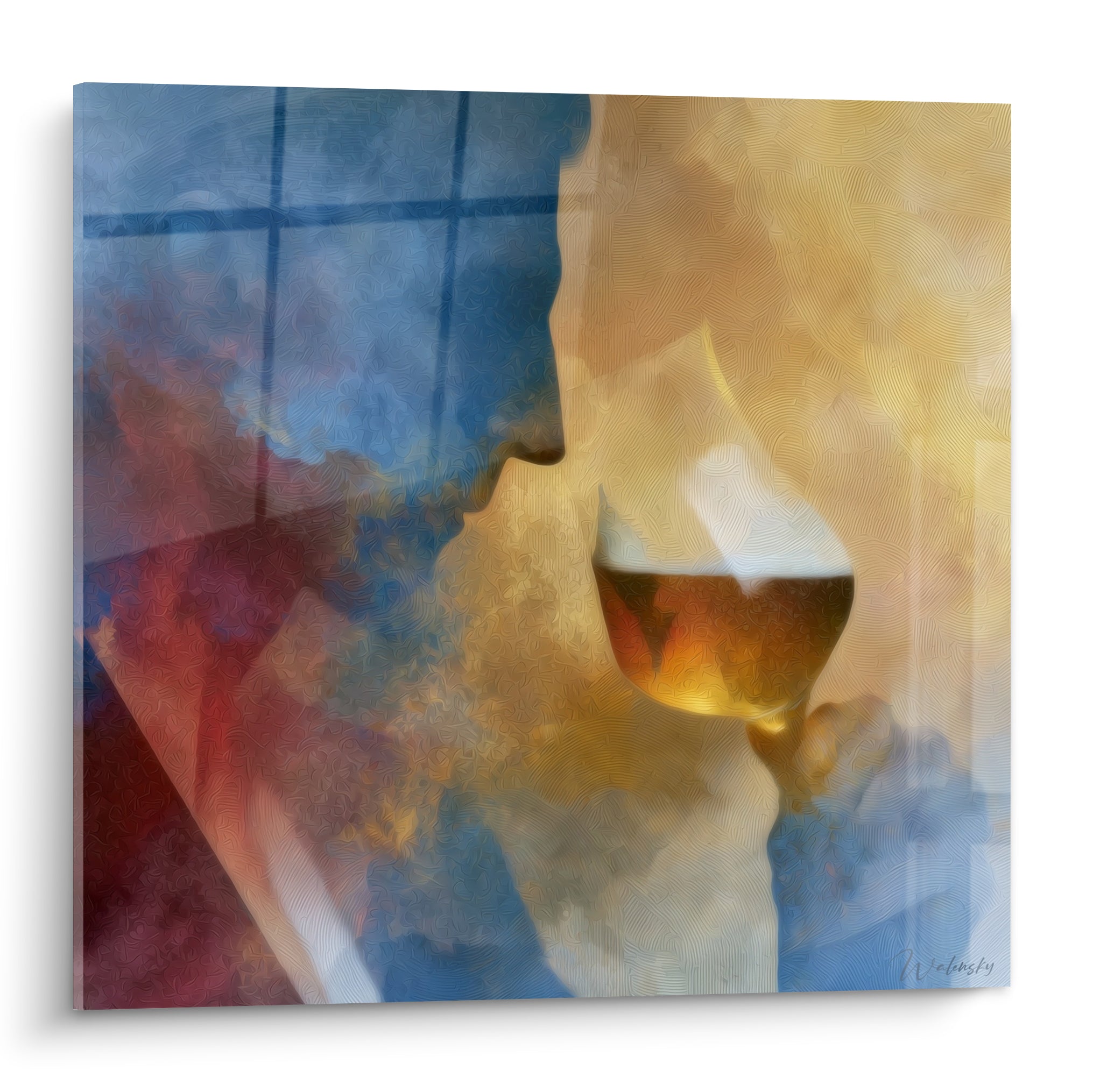 Silhouette bleu marine et verre doré mousseux dans une composition picturale texturée
