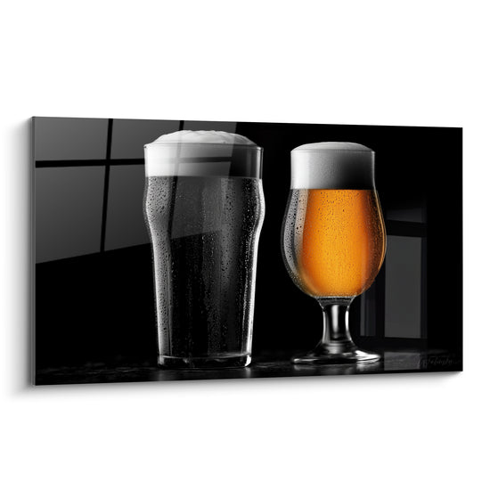 Deux verres de bière givrés, l'un noir stout, l'autre ambré, se détachent sur fond anthracite profond