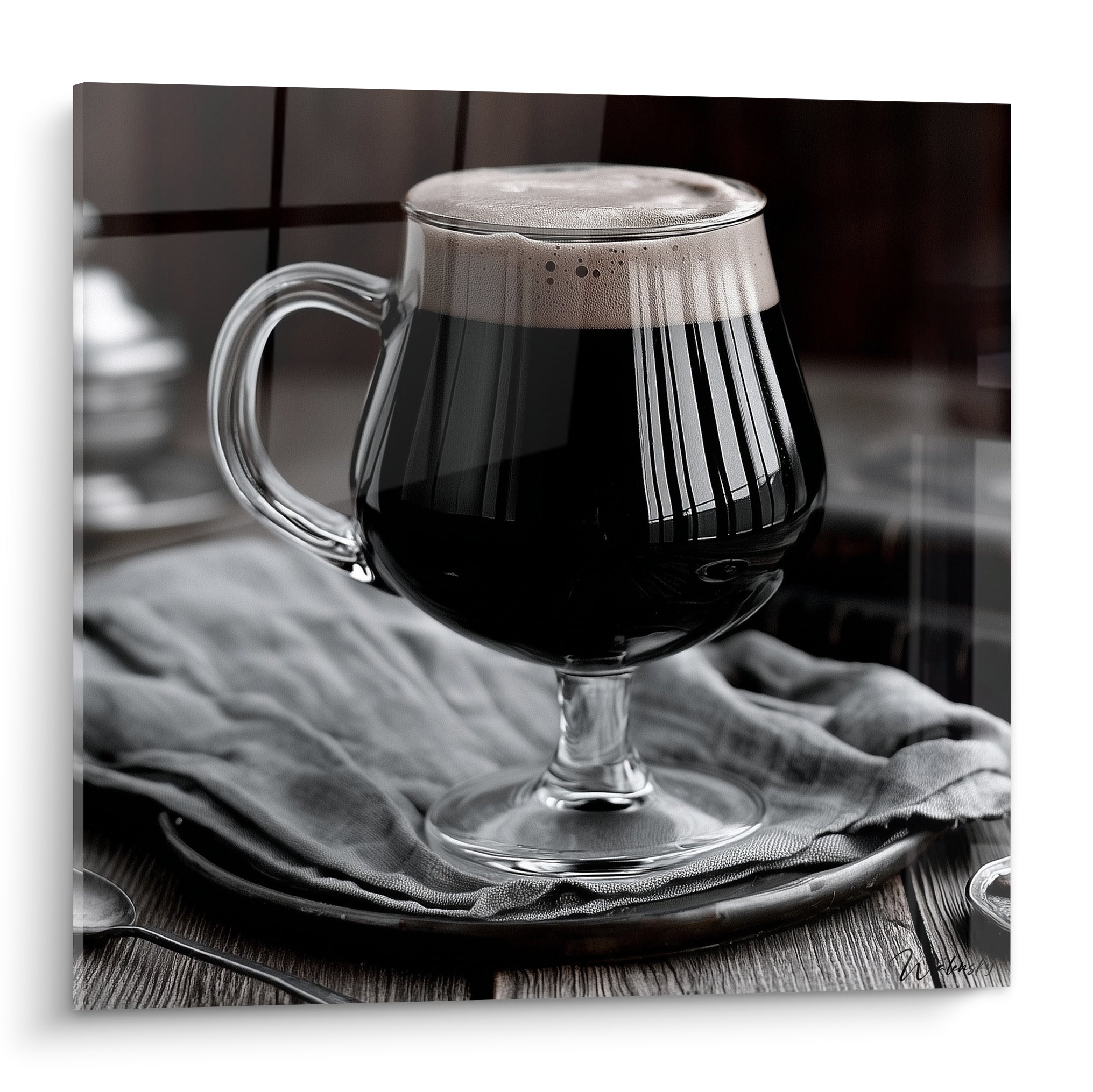Verre à pied empli de stout noire à mousse beige crémeuse, image en noir et blanc contrastée