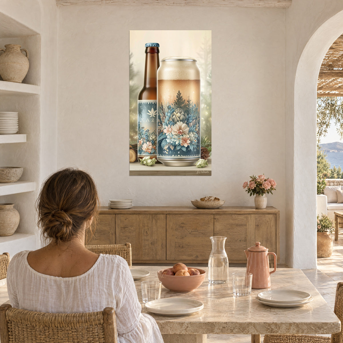 Cuadro de cerveza dorada en lata coronada por espuma cremosa y botella marrón, conos de lúpulo verdes, pared blanca, mujer de espaldas a la mesa
