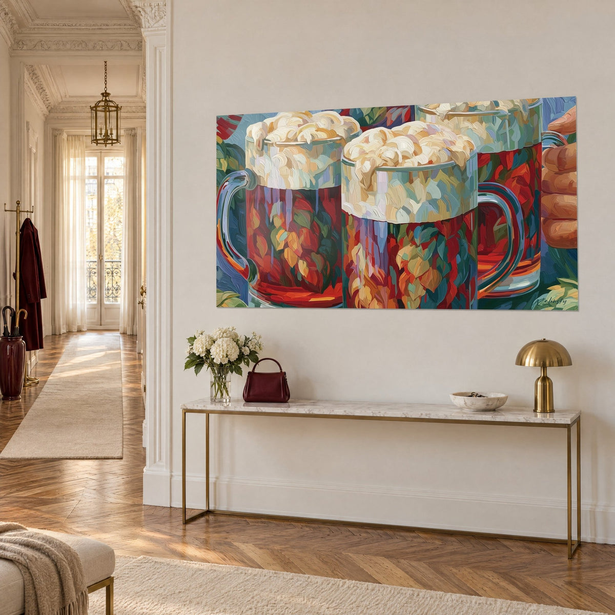 Cuadro jarras de cerveza espumosas con reflejos rojos y verdes, hojas de lúpulo pintadas, vista de tres cuartos sobre una pared crema estilo haussmanniano