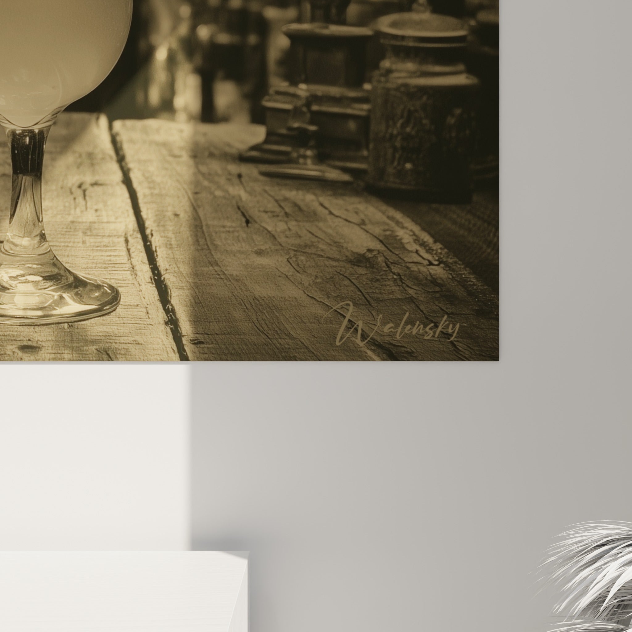 Grain sépia du bois du tonneau et reflets dorés du verre visibles de près sur la toile accrochée