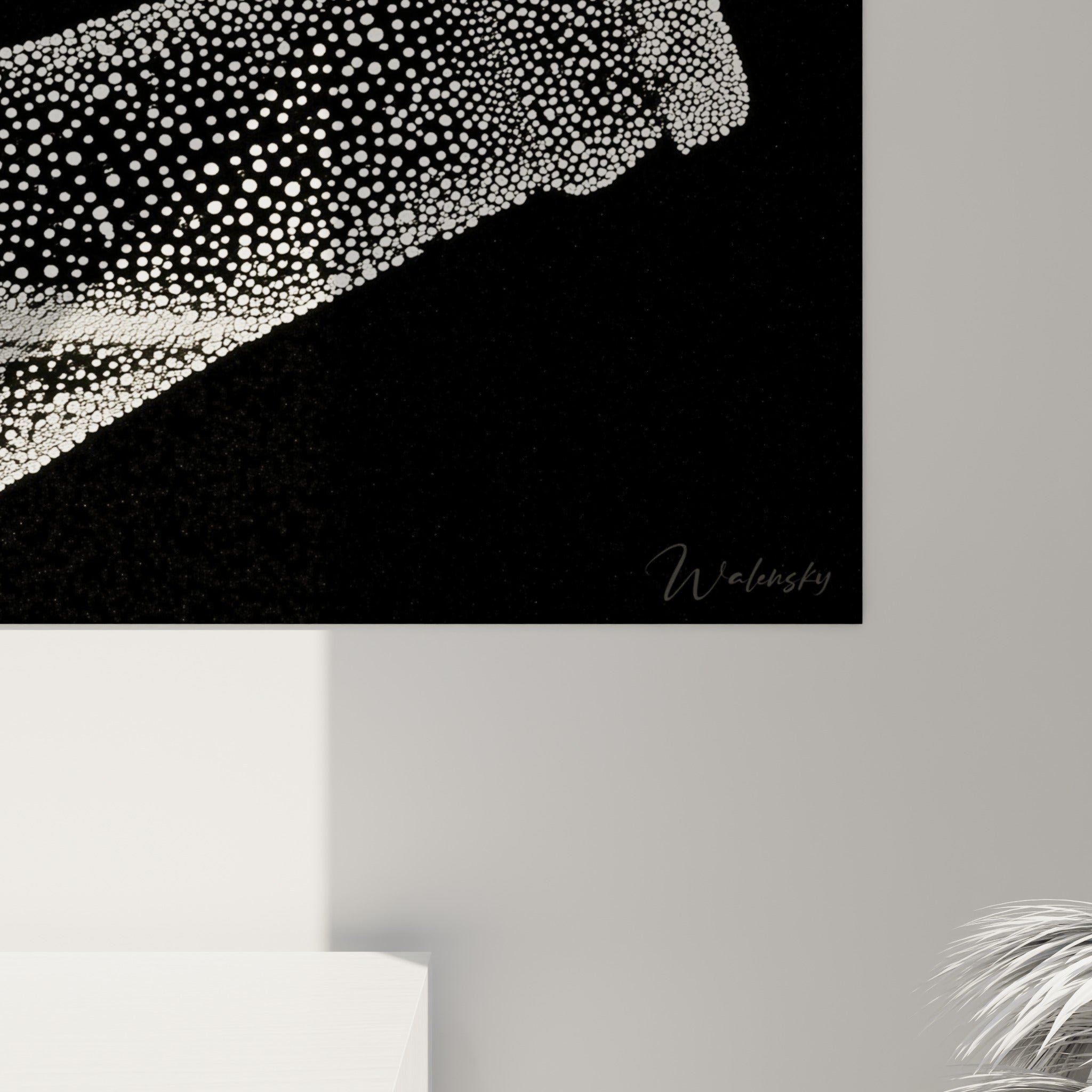Grain photographique dense de gouttelettes blanches sur fond noir mat, détail du verre condensé