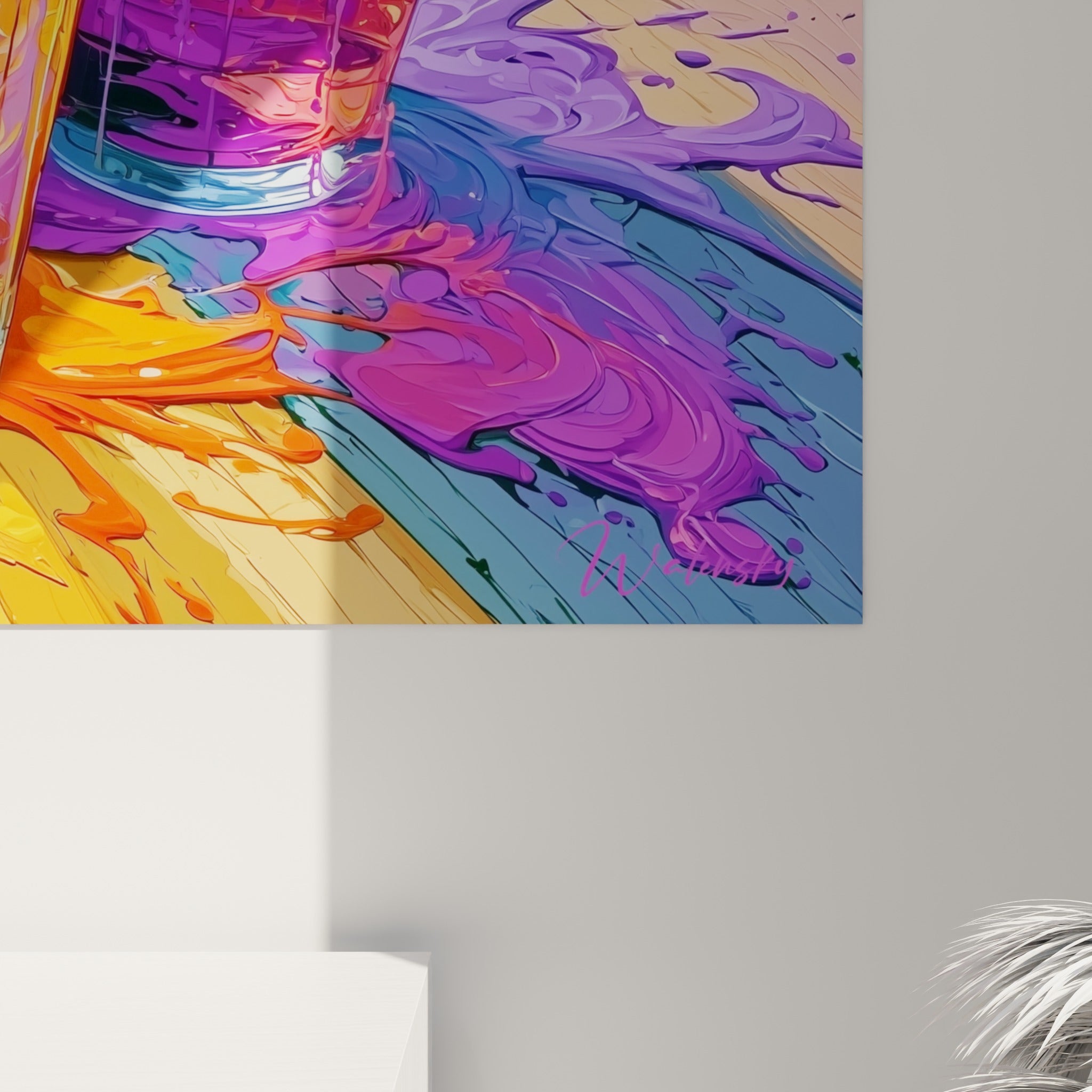 Détail des coulures violettes et orange sur la toile, texture picturale dense autour des chopes de bière dorées
