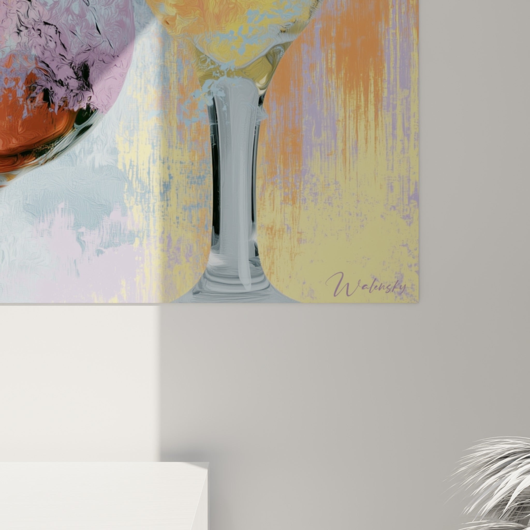 Détail de la mousse bleu pastel et des empâtements orange sur ce tableau bière accroché au mur