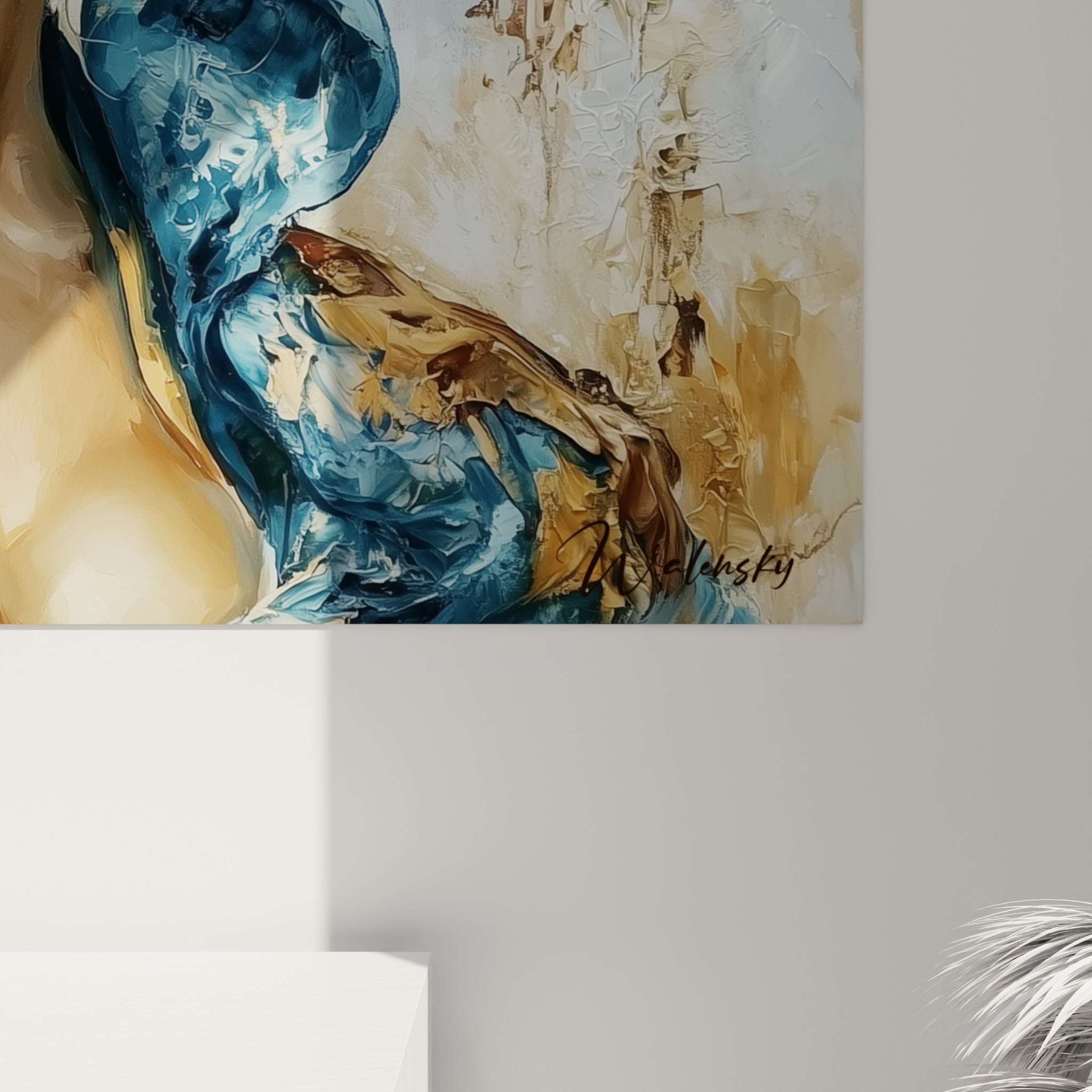 Empâtements dorés et coulures bleu marine se mêlant sur la toile, grain épais du visage et du foulard peint