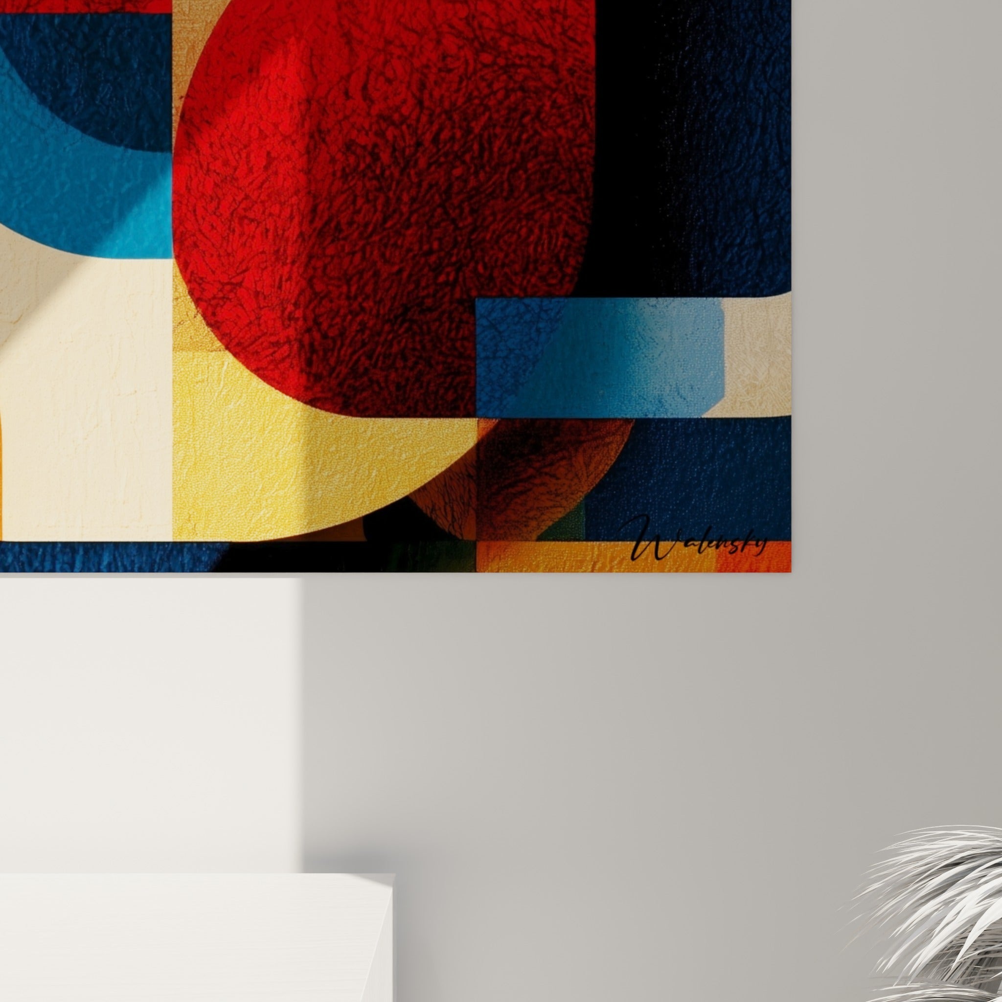 Matière granuleuse du rouge profond et de l'ocre doré visible sur la toile accrochée