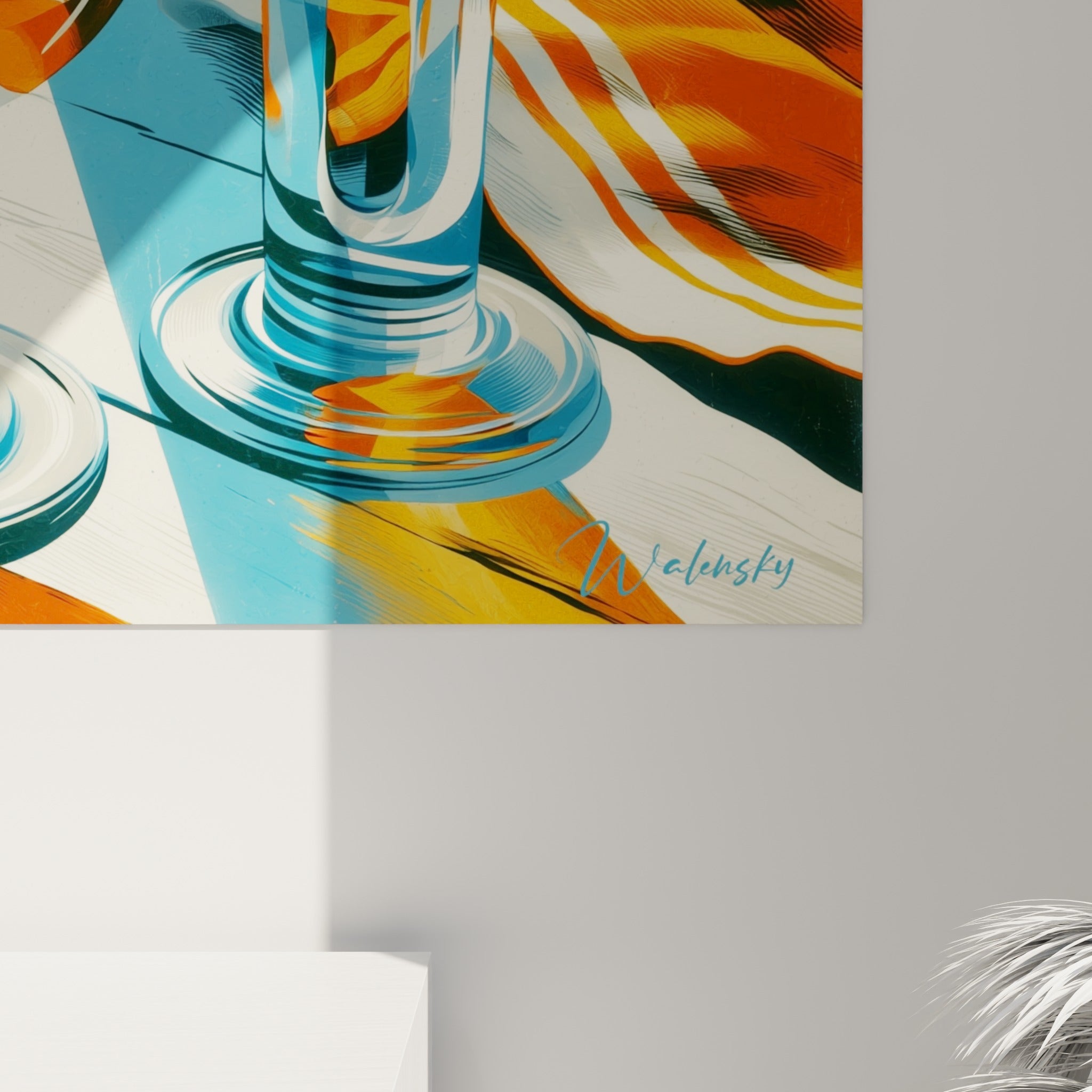 Reflets orangés et traits graphiques bleu marine visibles de près sur la toile de bière