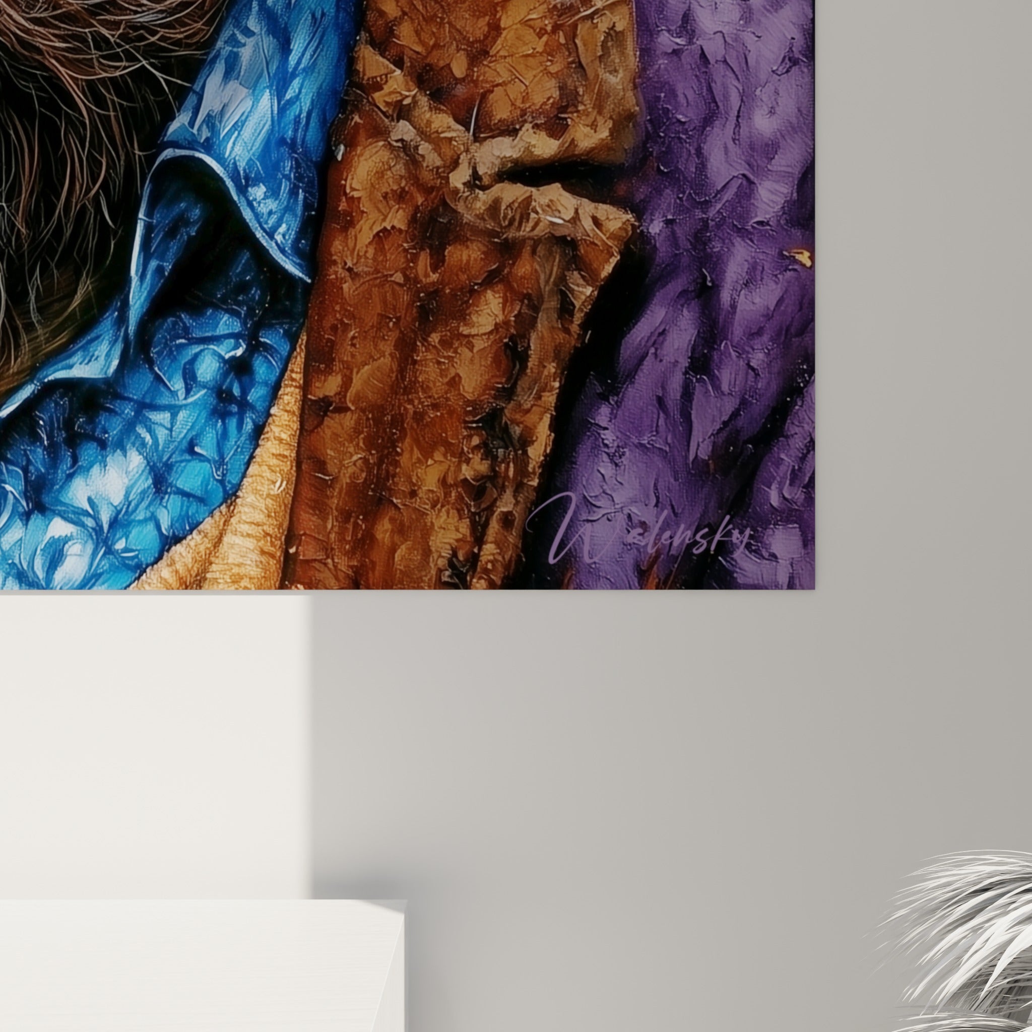 Empâtements de peinture sur la veste violette et grain doré de la mousse de bière visibles de près